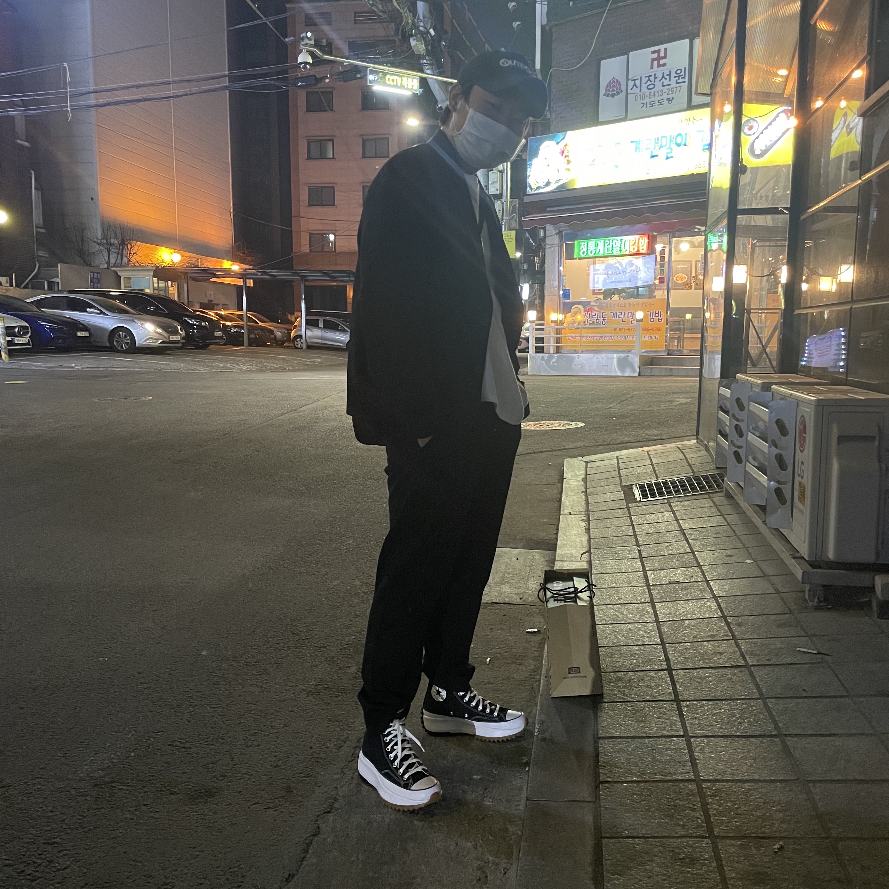 Converse Run Star Hike Hi Black White Gum 착용 스타일 - 1