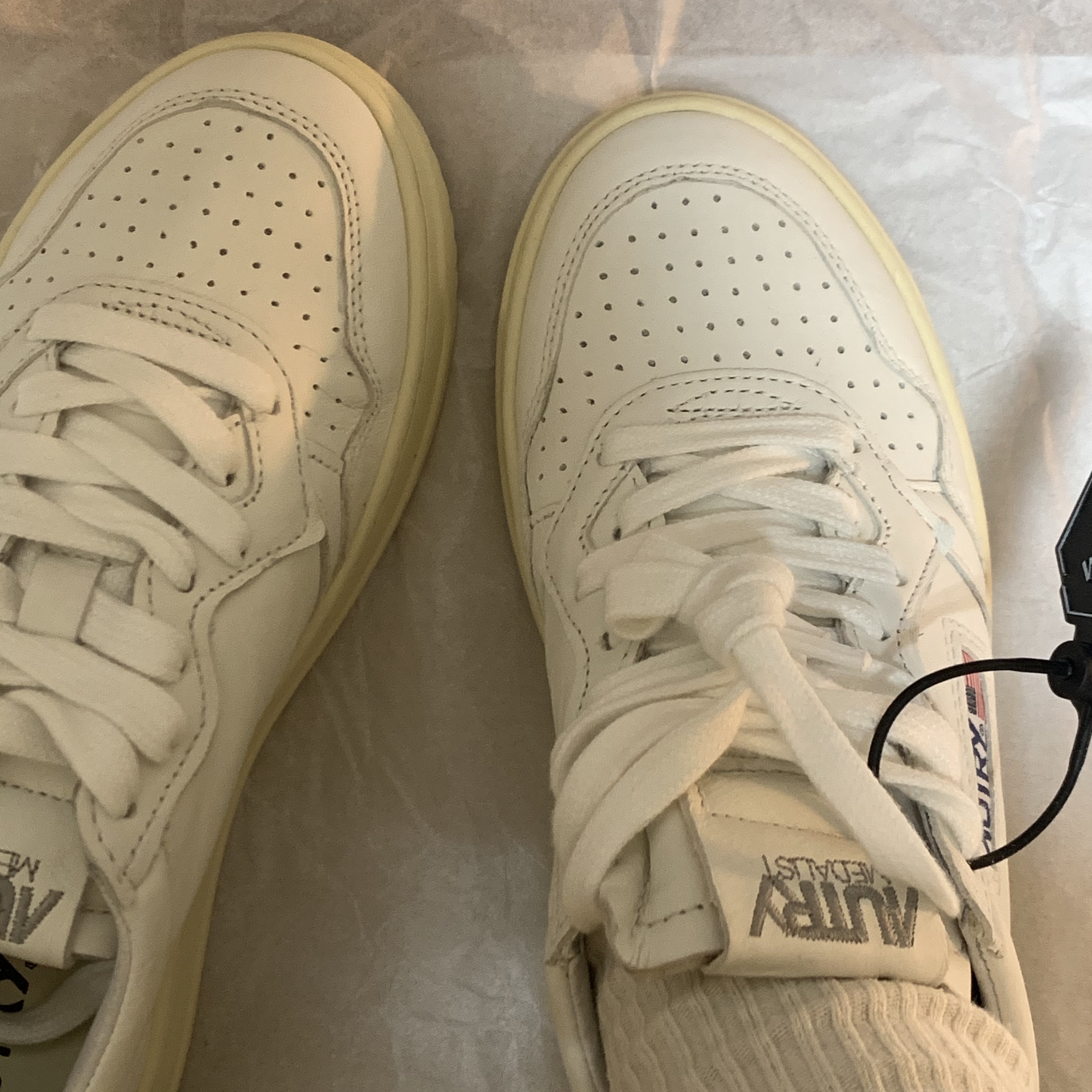 (W) Autry Medalist Low Goatskin Sneakers White 착용 스타일