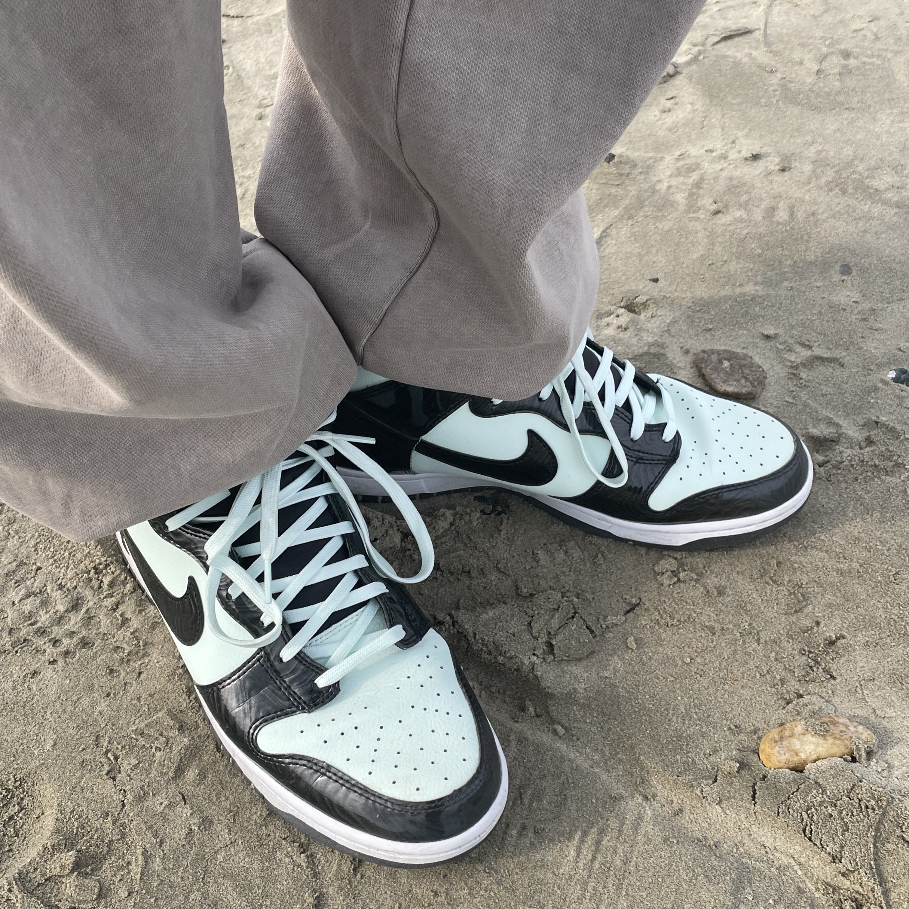 Nike Dunk High Barely Green, (W) Jordan 1 Mid Wolf Grey 착용 스타일 - 2