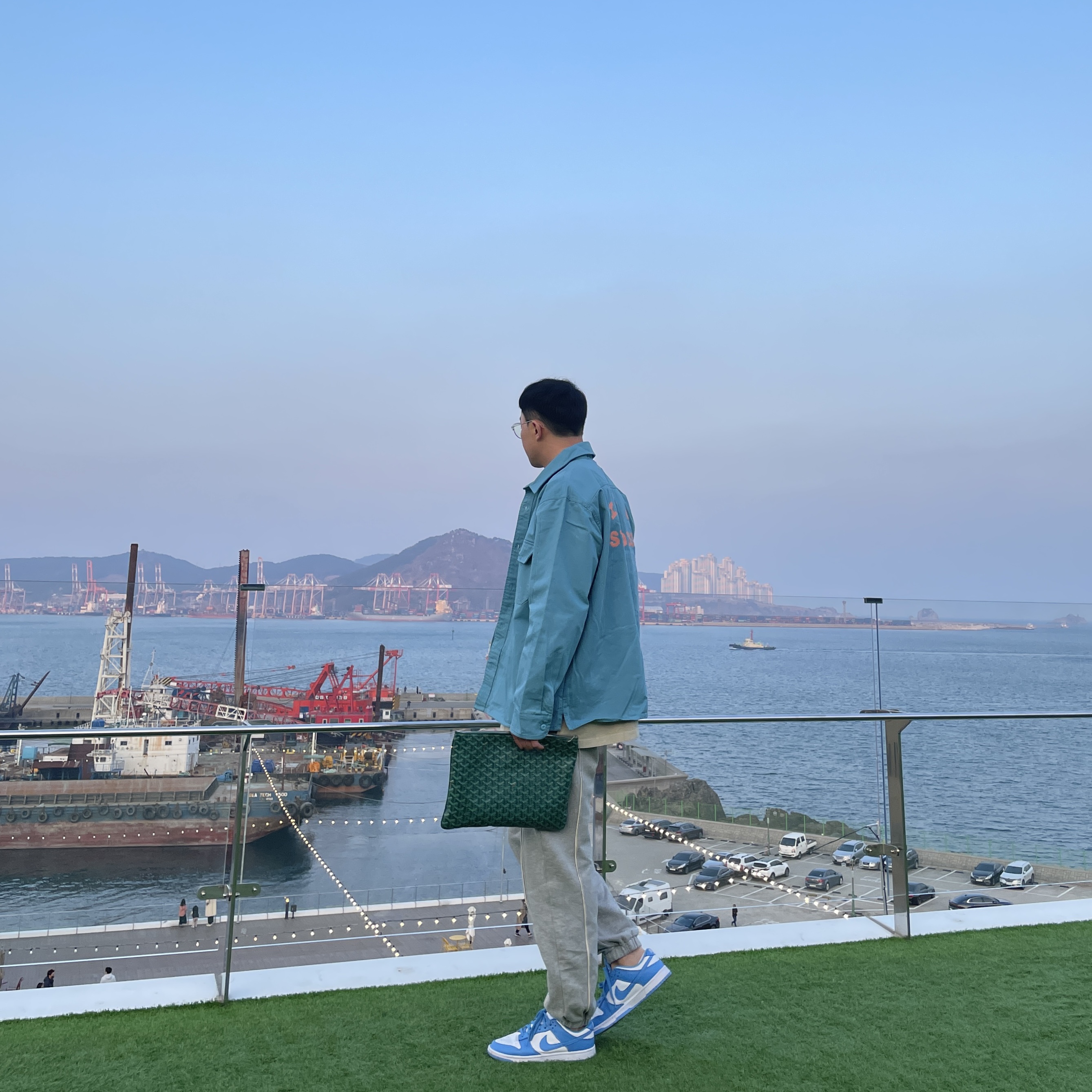 IAB Studio x Obey Bold Shirt Jacket Blue, IAB Studio Pigment T-Shirt Oatmeal 착용 스타일 - 1