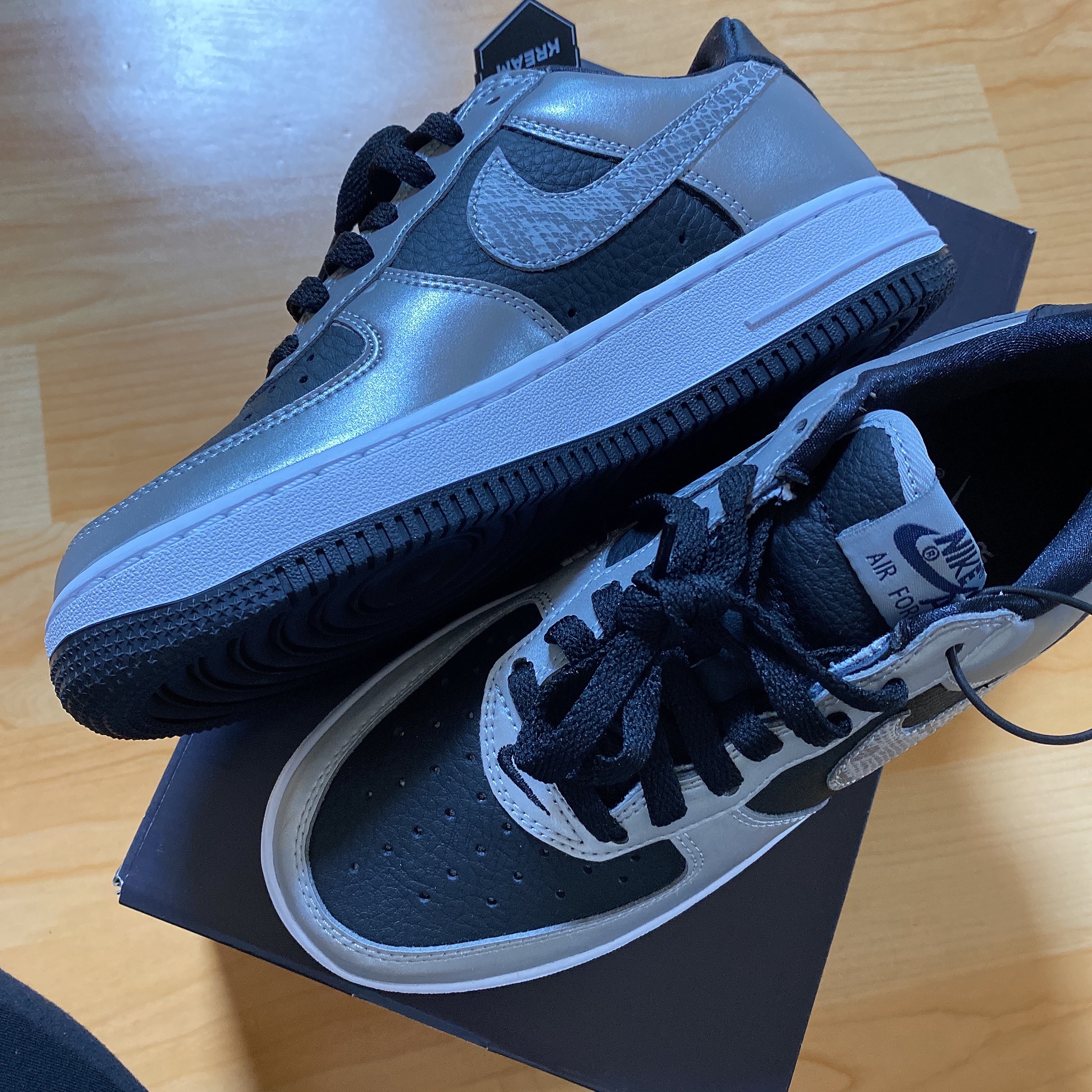 Nike Air Force 1 B Silver Snake 착용 스타일 - 1