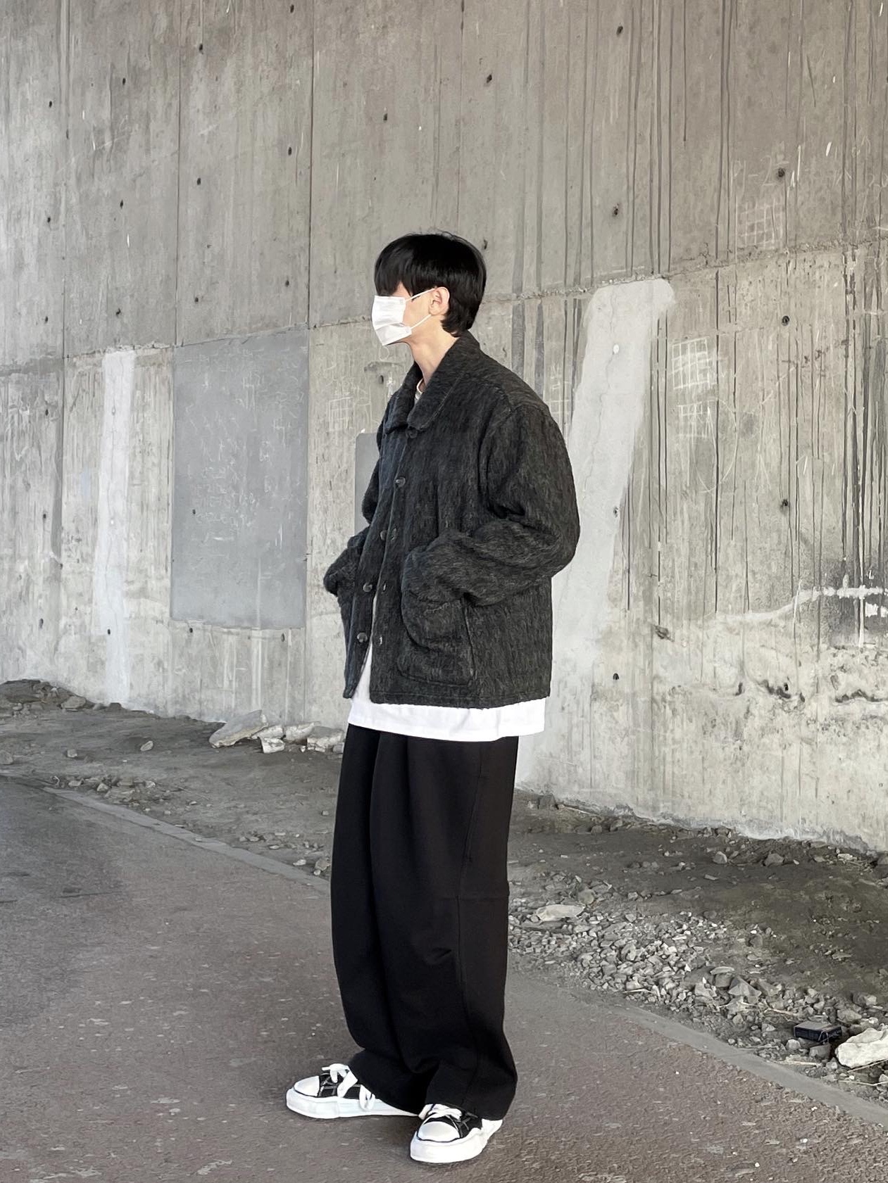 Maison Mihara Yasuhiro Peterson OG Sole Canvas Low Sneakers Black 착용 스타일 - 3
