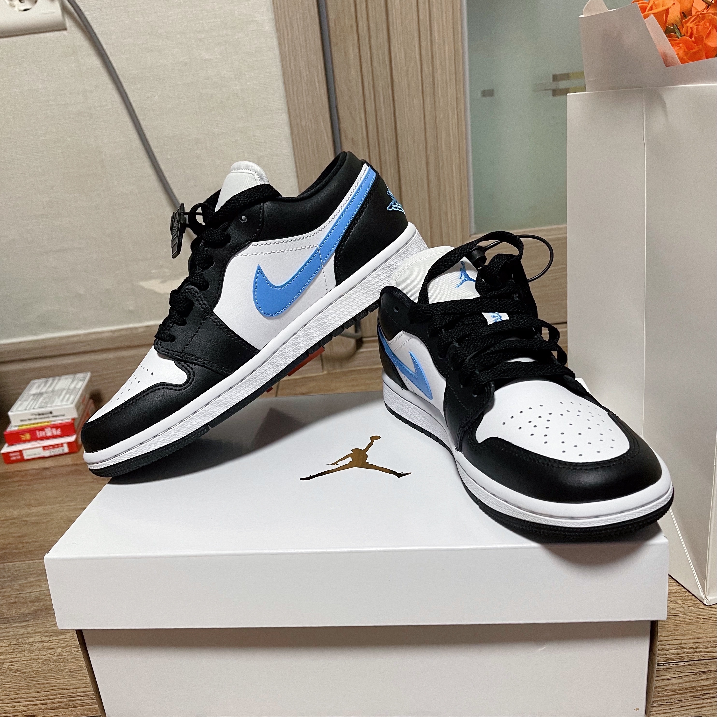(W) Jordan 1 Low Black University Blue 착용 스타일