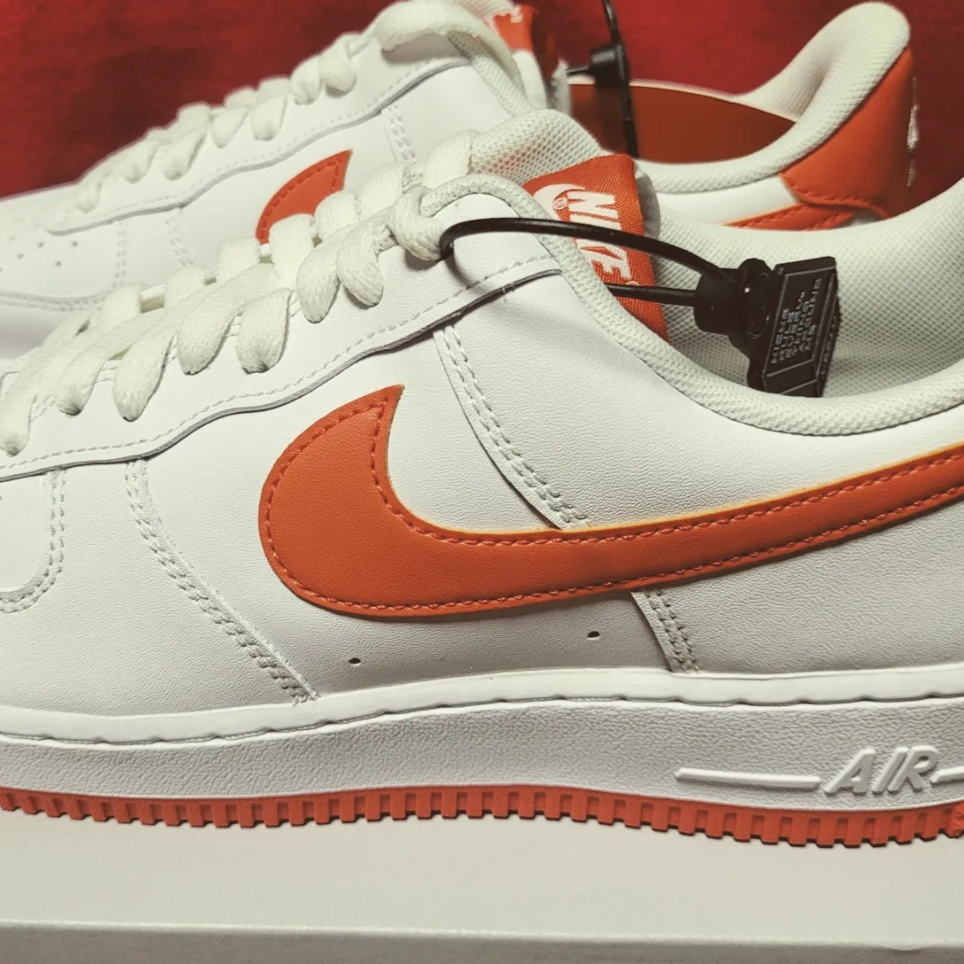 Nike Air Force 1 '07 Low White Team Orange 착용 스타일 - 2