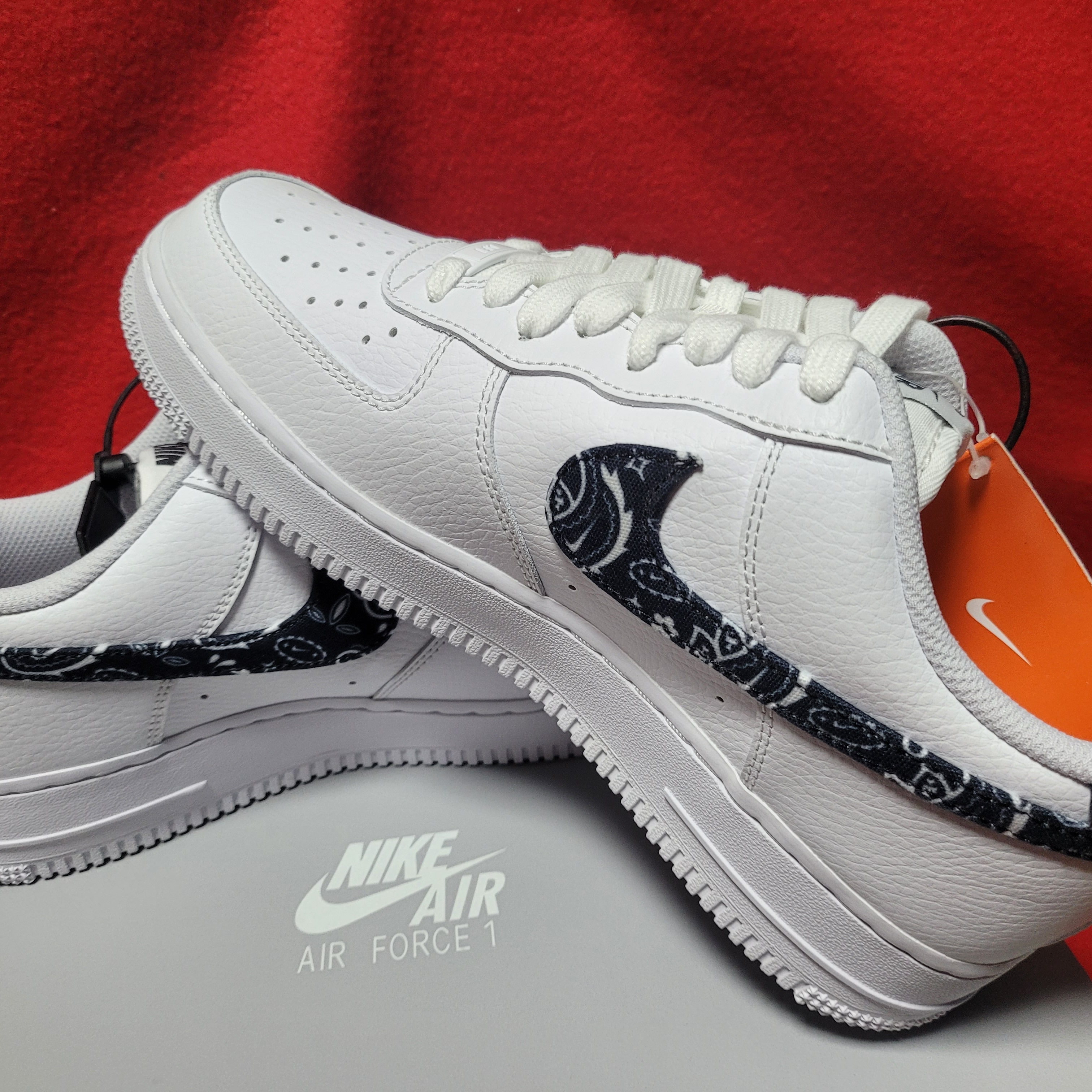 (W) Nike Air Force 1 '07 Essential Paisley Swoosh White Black 착용 스타일 - 2