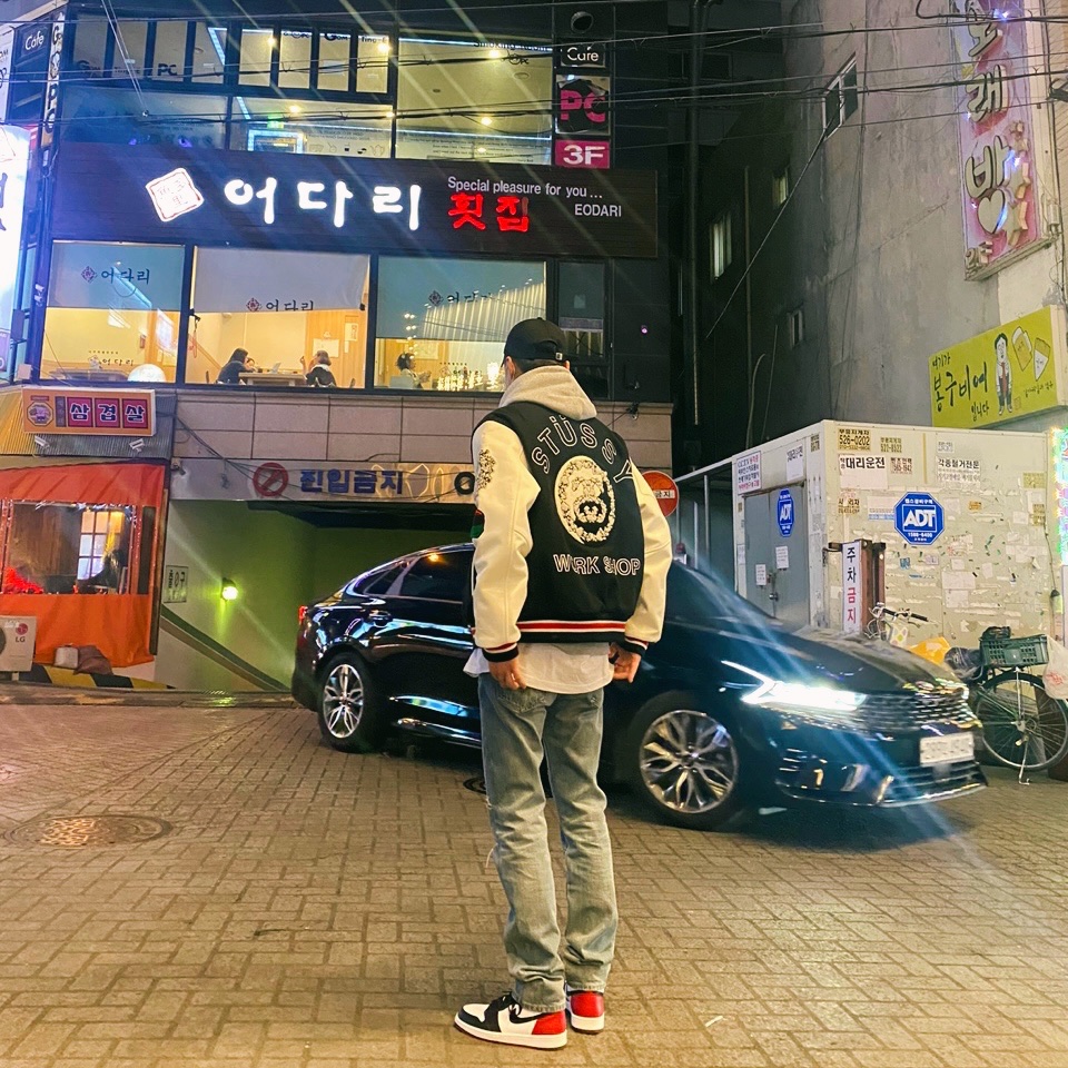 Stussy x Our Legacy x Denim Tears TTL Varsity Jacket Black, Jordan 1 Retro High OG Black Toe 2016 착용 스타일 - 4