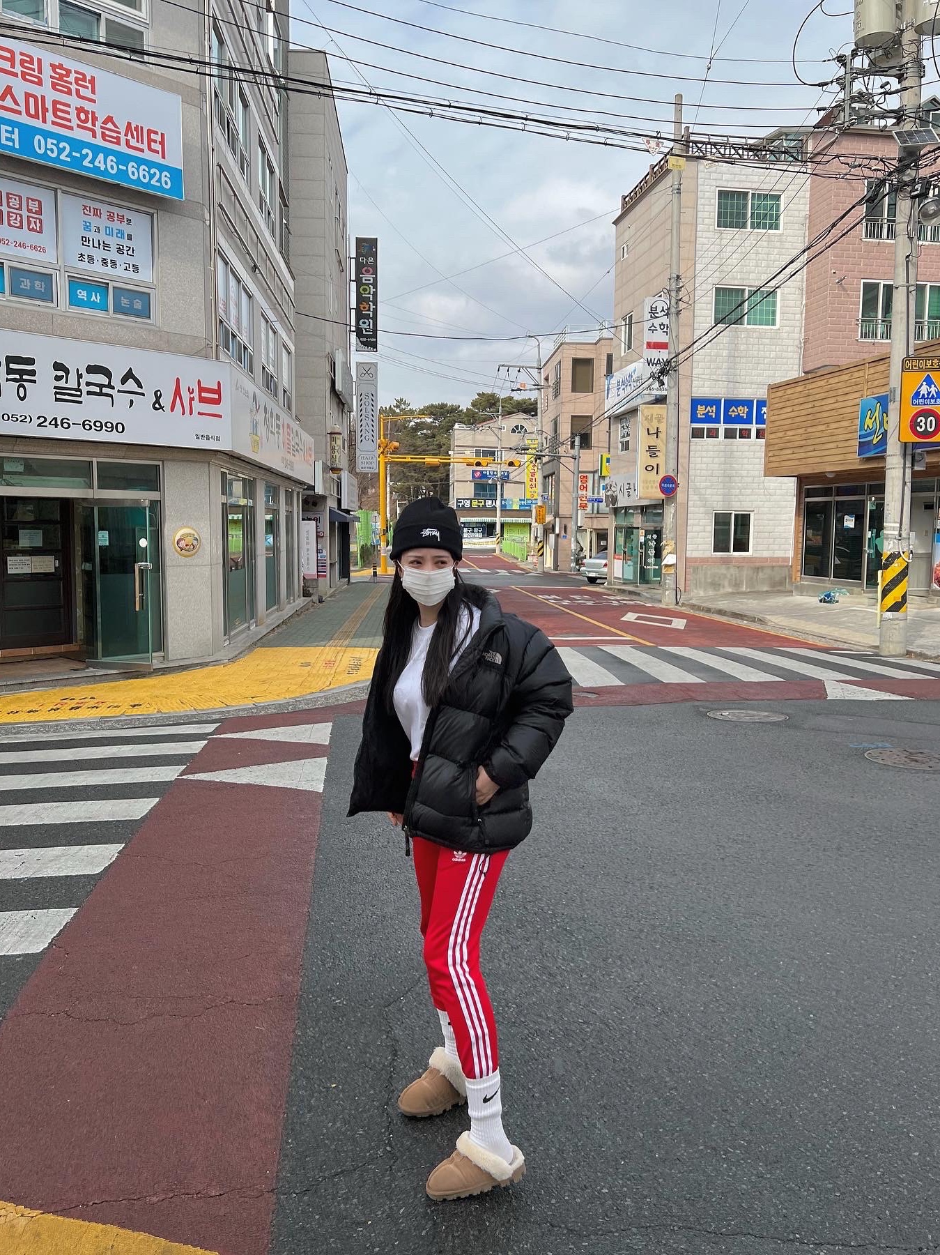 The North Face 1996 Eco Nuptse Jacket Black, Chanel Classic Card Holder Grained Calfskin & Gold Black 착용 스타일 - 3
