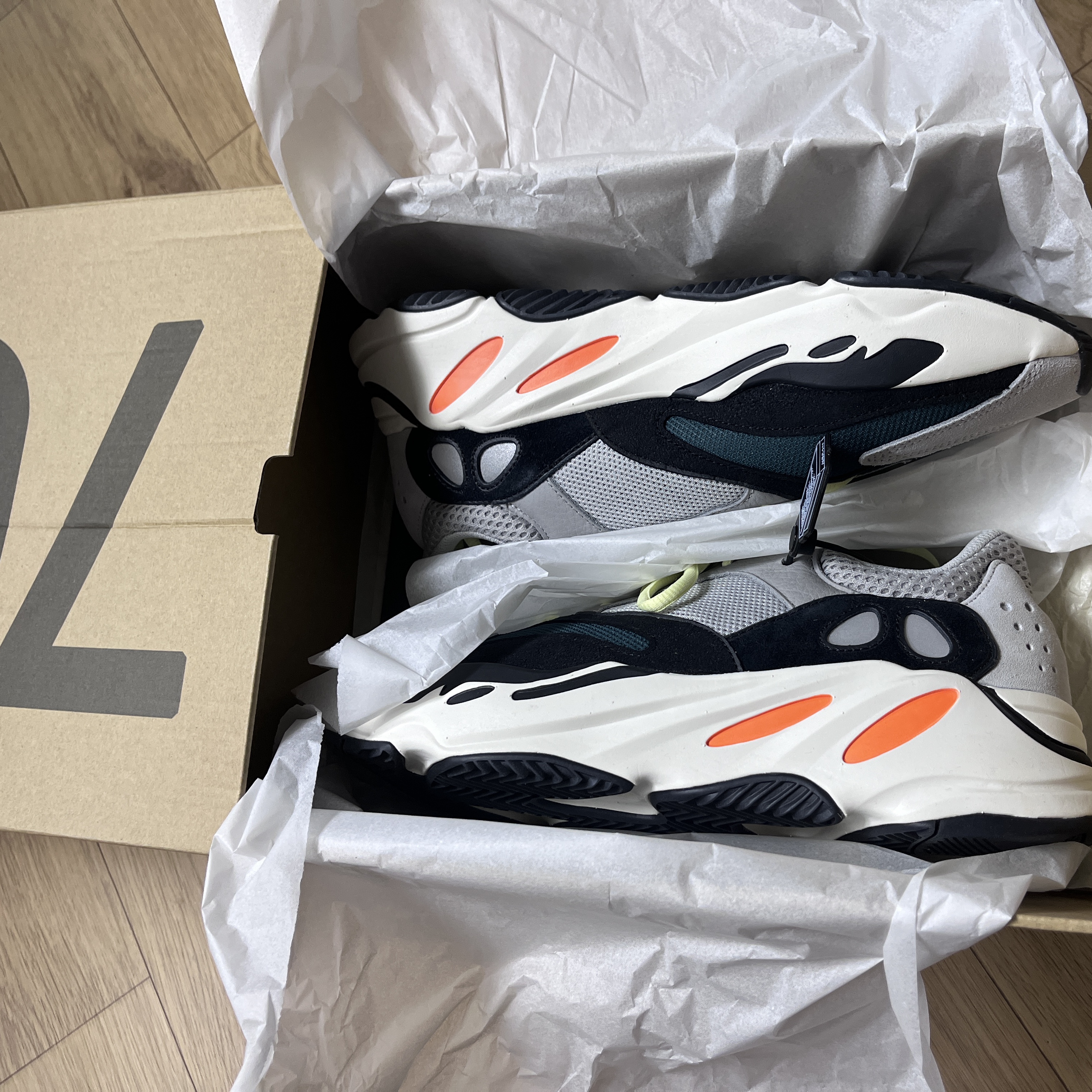 Adidas Yeezy Boost 700 Wave Runner Solid Grey 2017/2019 착용 스타일