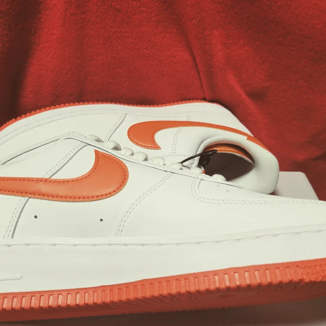 Nike Air Force 1 '07 Low White Team Orange 착용 스타일 - 3