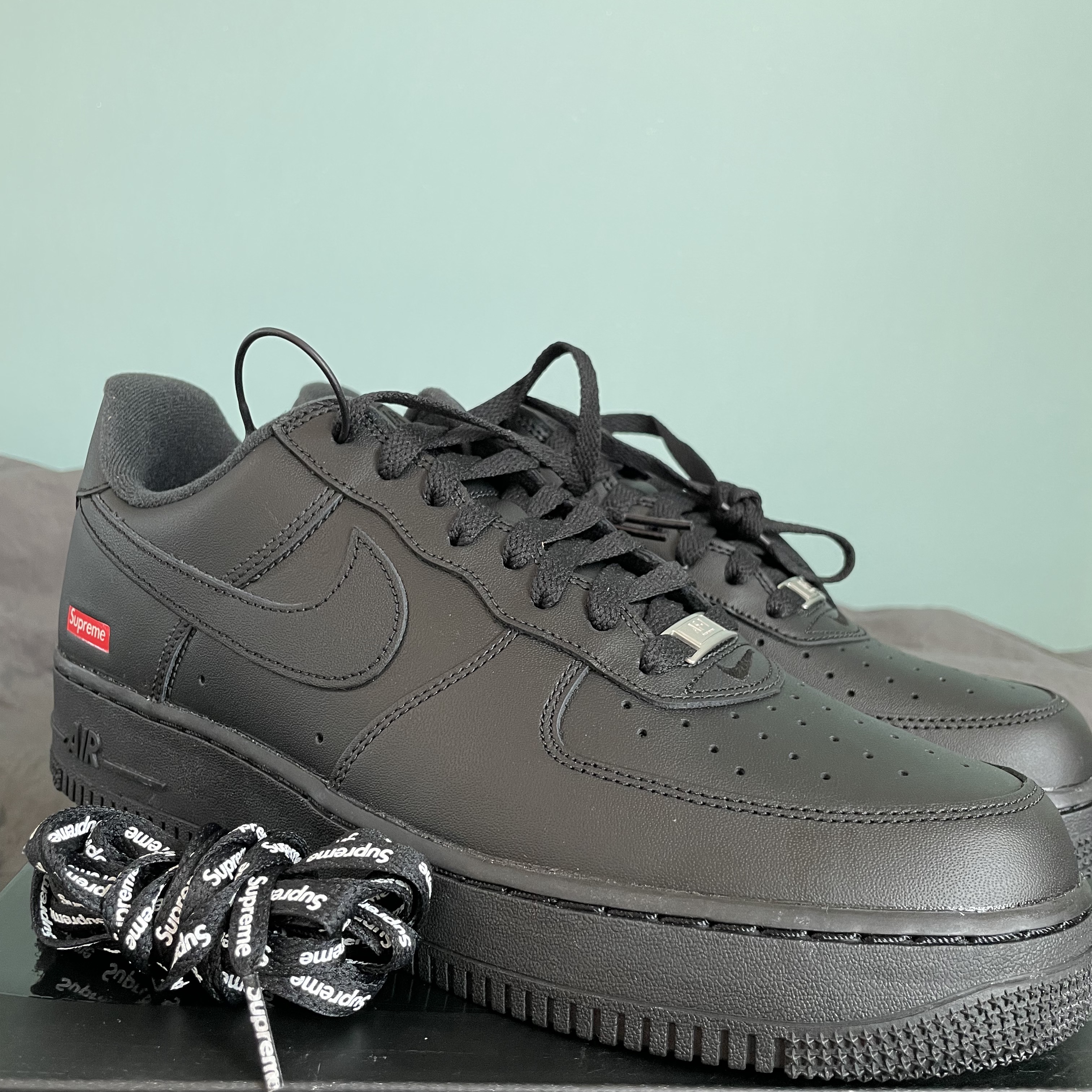 Nike x Supreme Air Force 1 Low Black 착용 스타일 - 3
