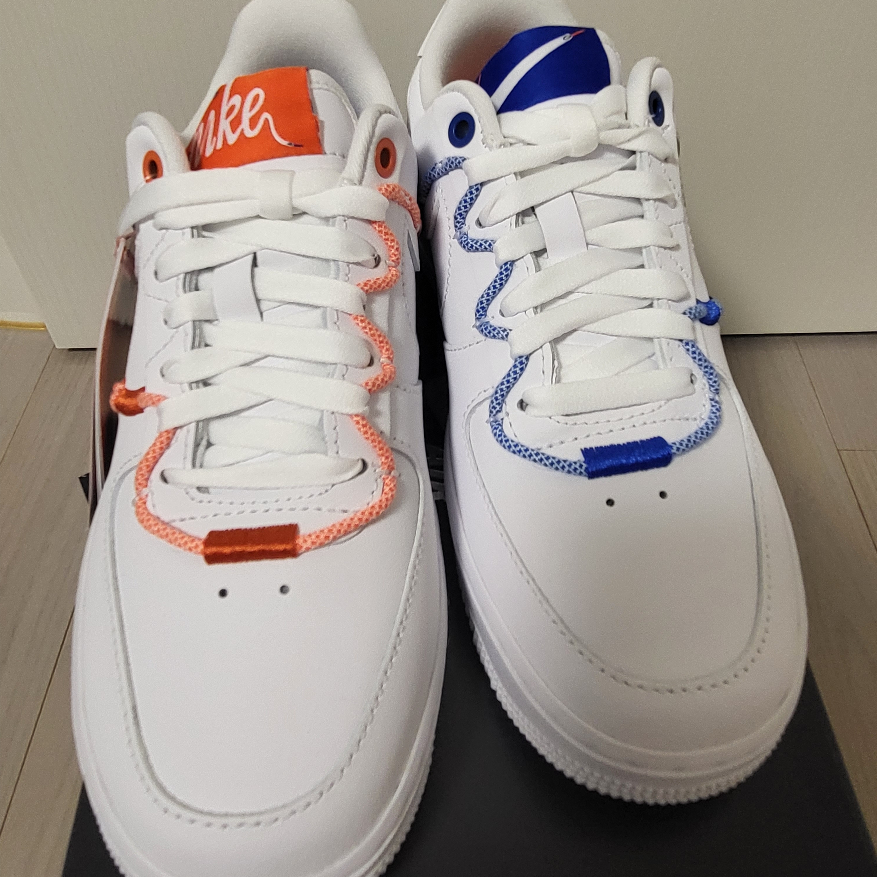 (W) Nike Air Force 1 '07 LX White Safety Orange 착용 스타일 - 1