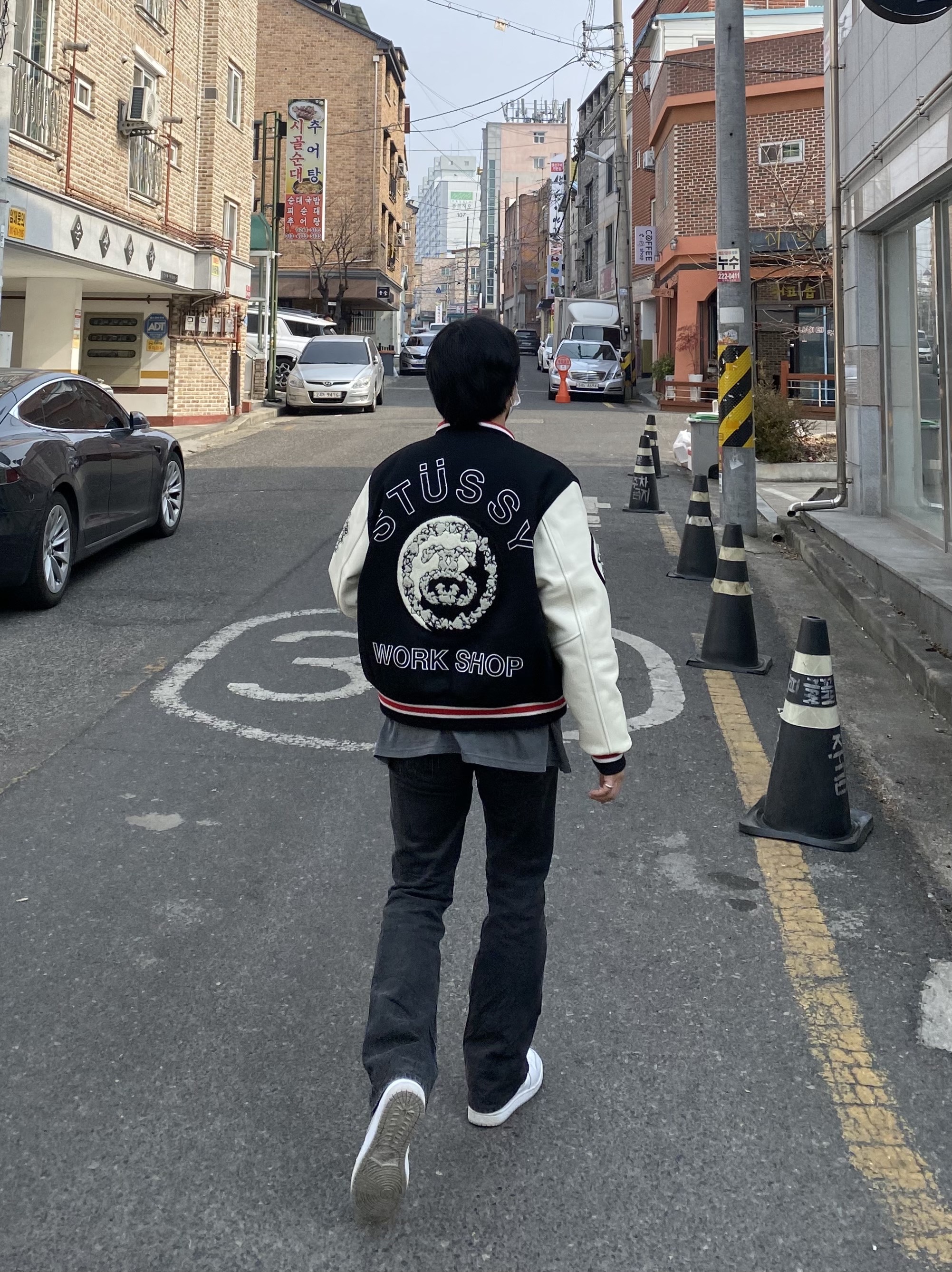 Stussy x Our Legacy x Denim Tears TTL Varsity Jacket Black, Jordan 1 High 85 Neutral Grey 착용 스타일 - 2