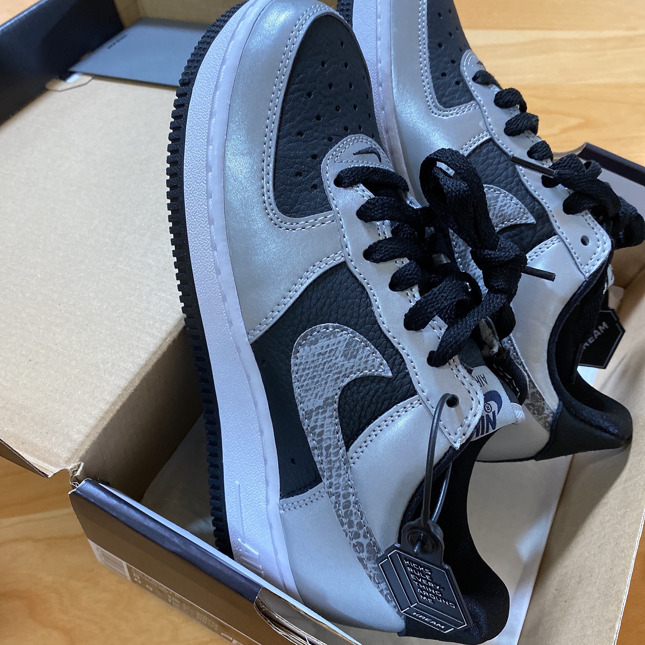 Nike Air Force 1 B Silver Snake 착용 스타일 - 3