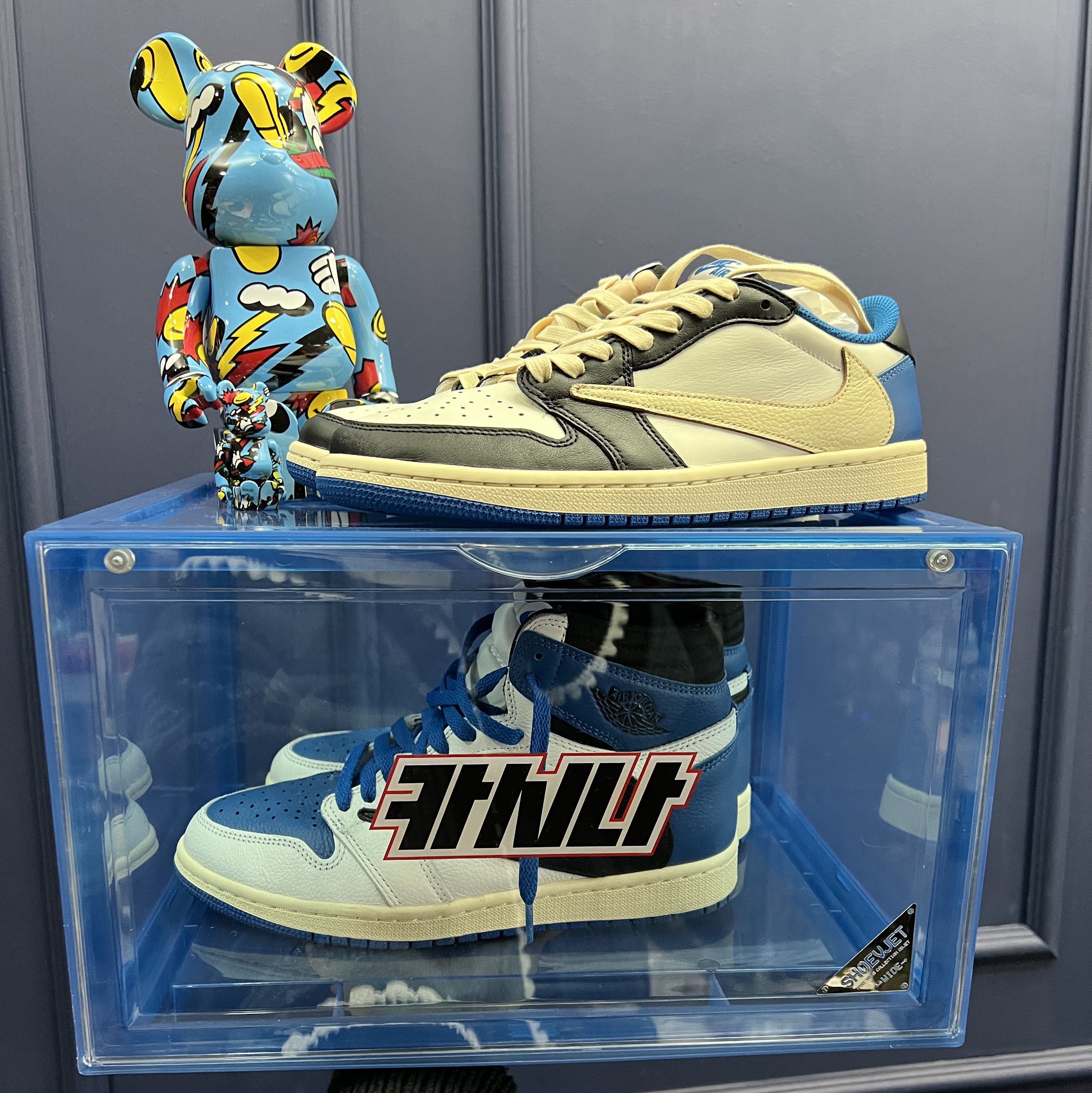Bearbrick x Grafflex Arts 100% & 400% Set, Jordan 1 x Travis Scott x Fragment Retro Low OG SP Military Blue 착용 스타일