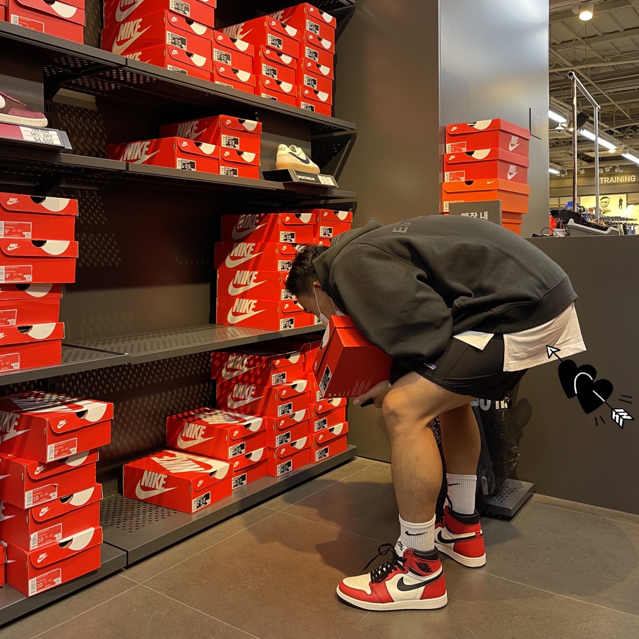 Jordan 1 Retro High OG Defiant SB LA to Chicago, Essentials The Core Collection Pullover Hoodie Black 착용 스타일
