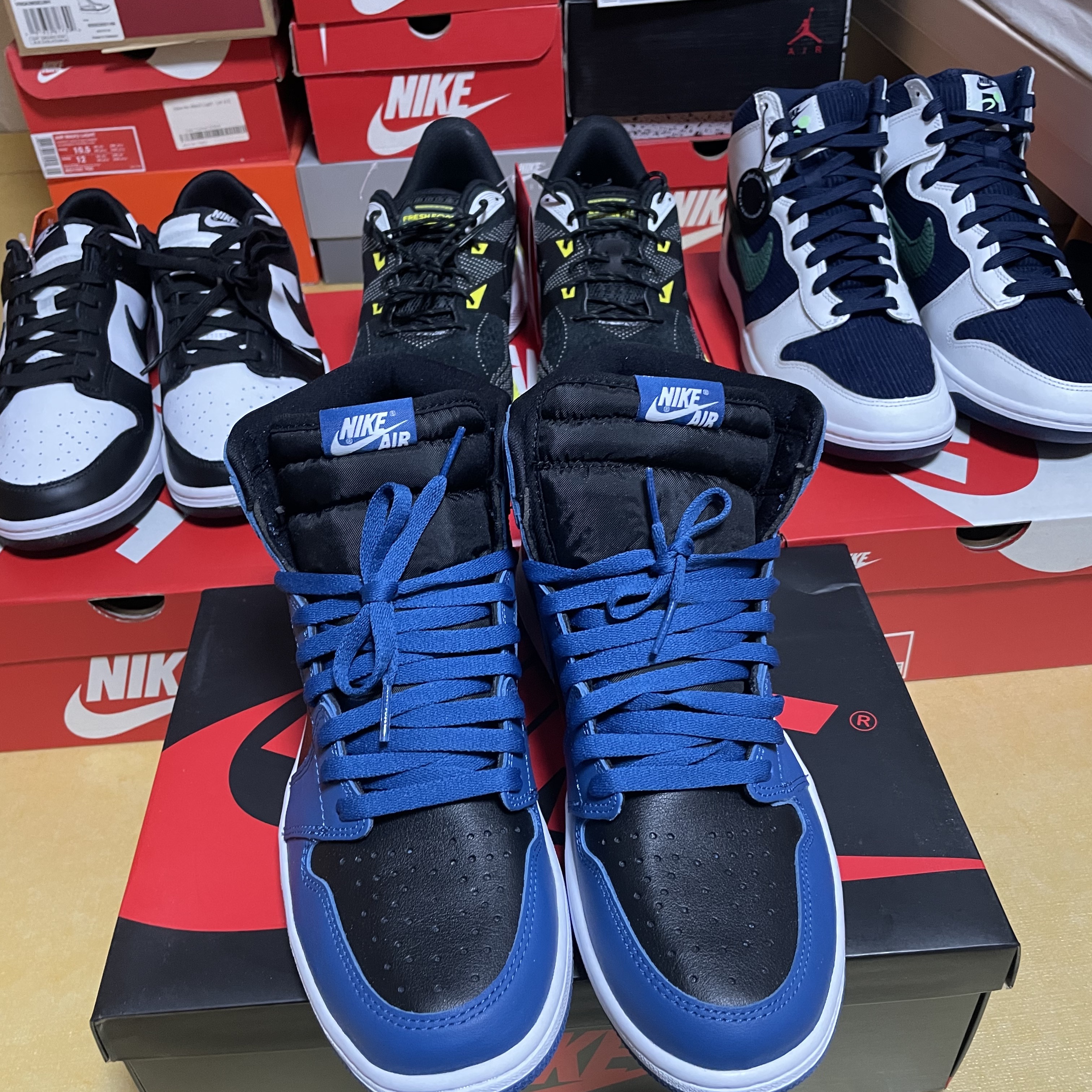 Jordan 1 Retro High OG Dark Marina Blue, Nike Dunk High PRM EMB College Navy 착용 스타일