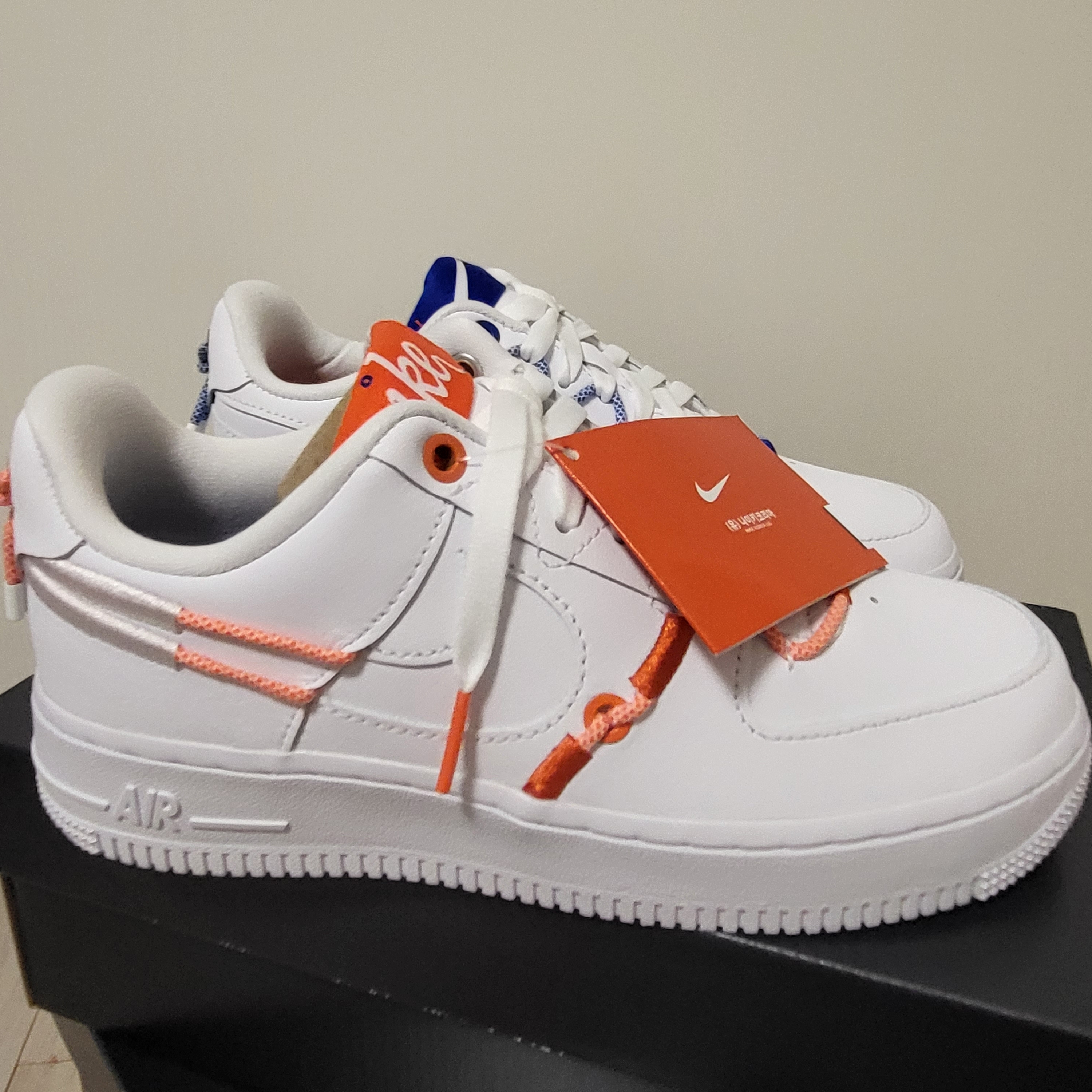 (W) Nike Air Force 1 '07 LX White Safety Orange 착용 스타일 - 2