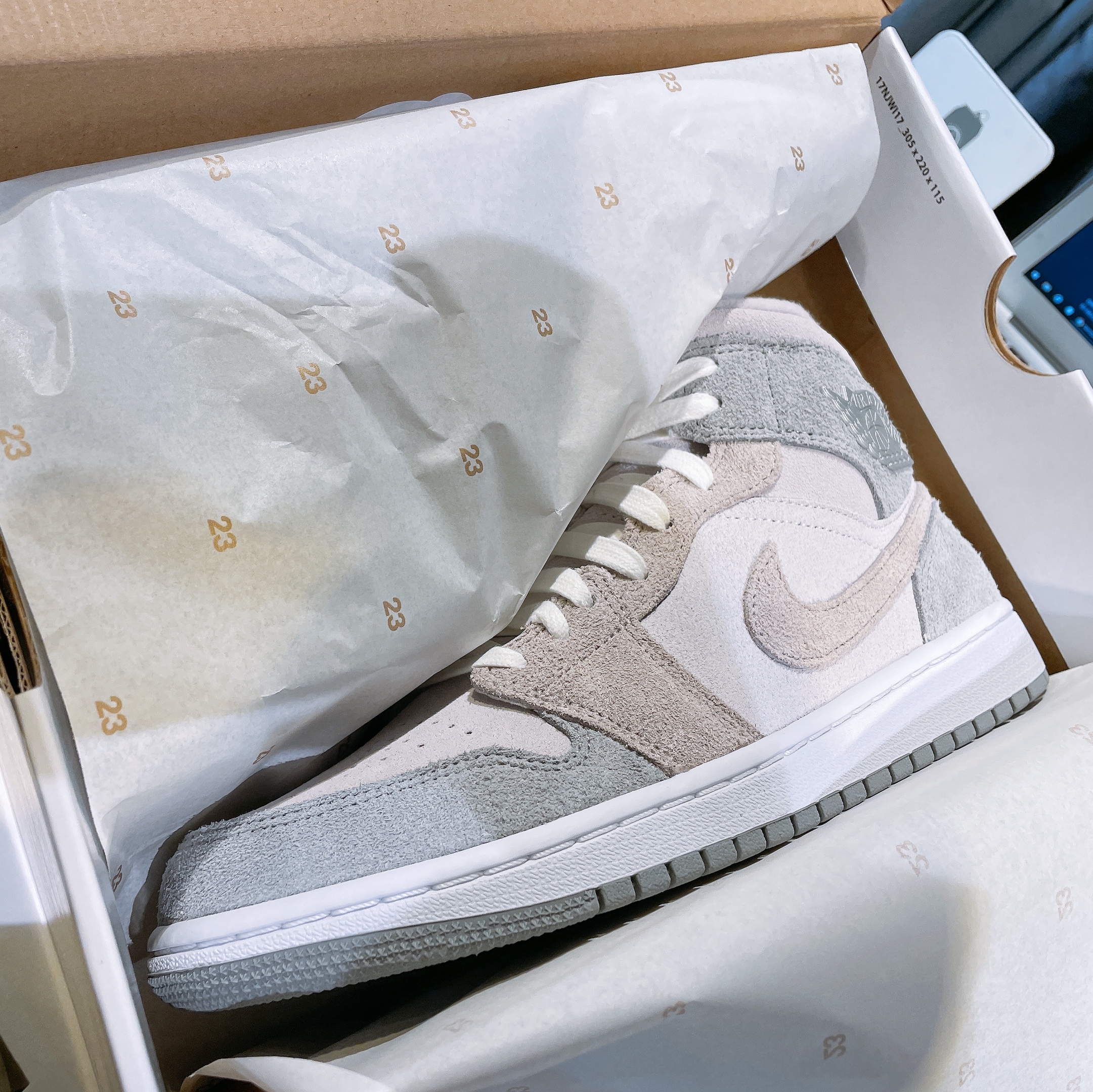 (W) Jordan 1 Mid SE Particle Grey 착용 스타일 - 2