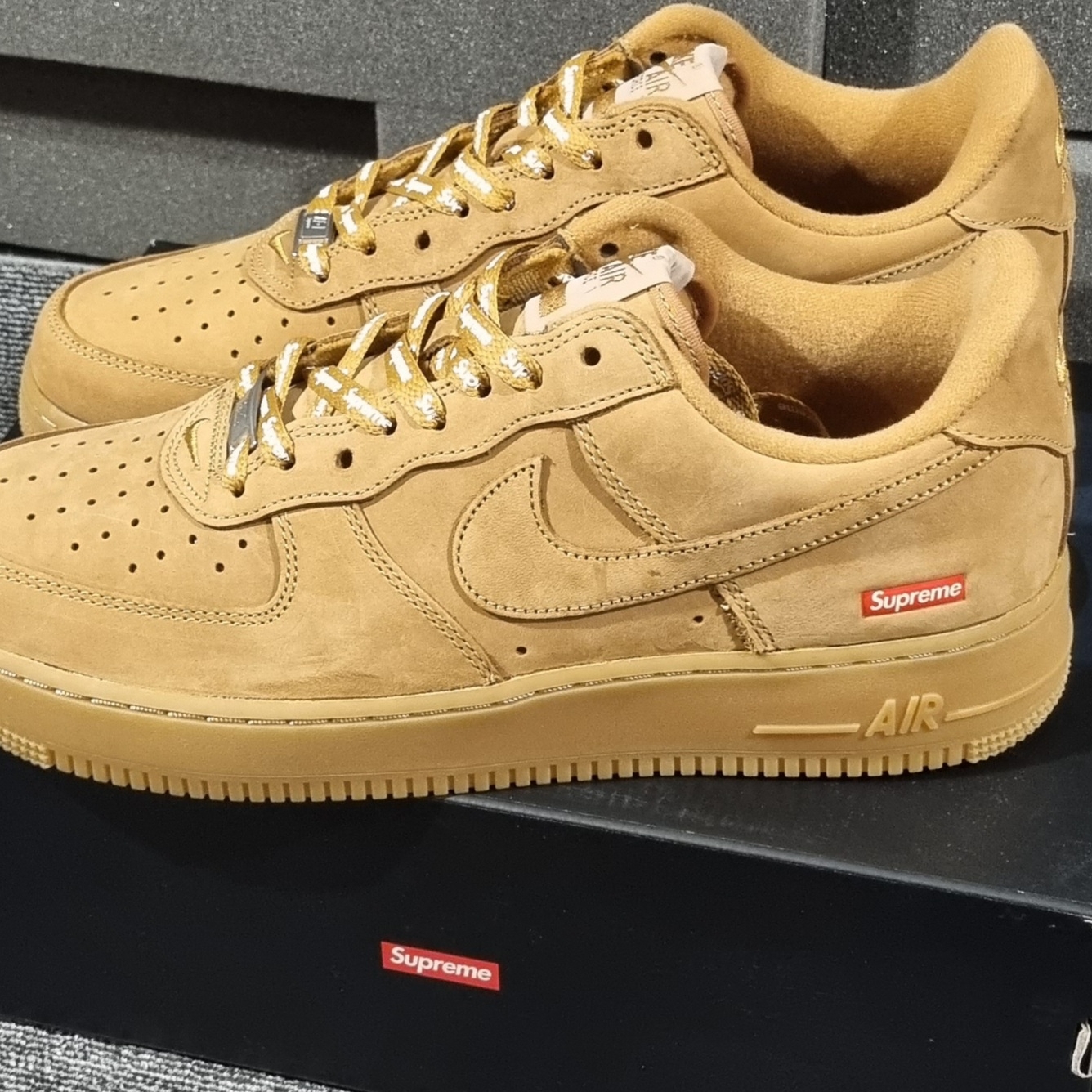 Nike x Supreme Air Force 1 Low Flax 착용 스타일