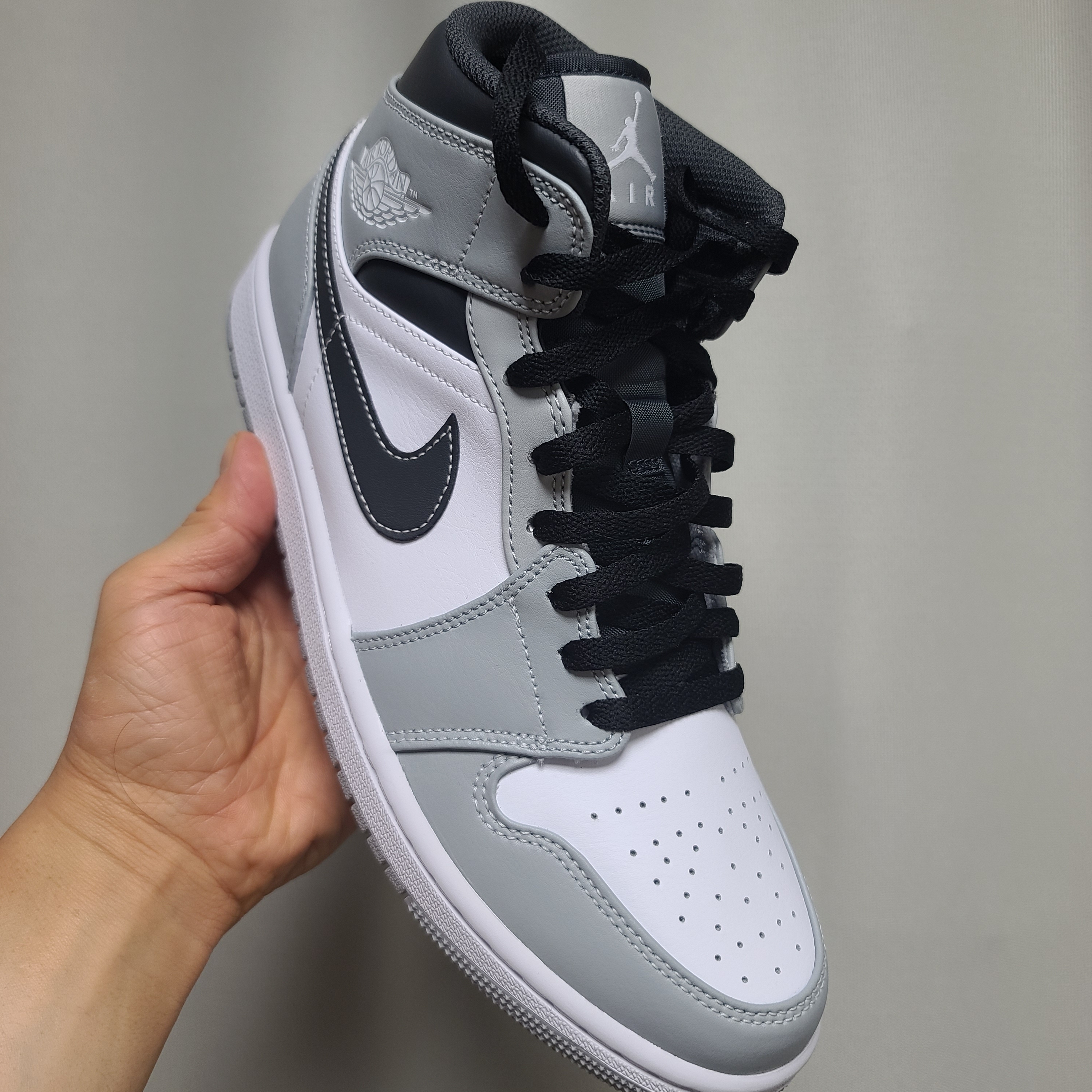 Jordan 1 Mid Light Smoke Grey Anthracite 착용 스타일 - 2
