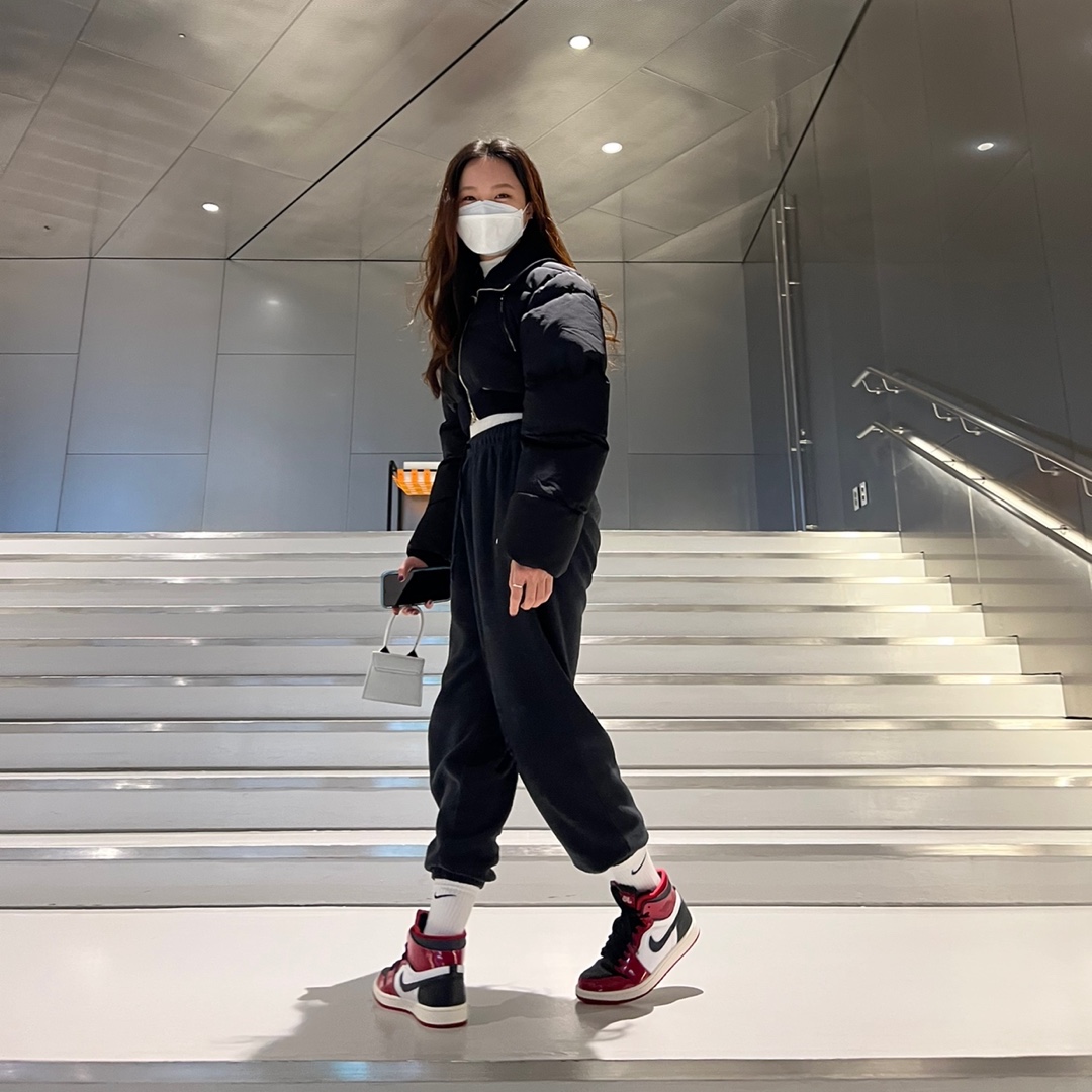 (W) Jordan 1 Zoom Air CMFT Gym Red Black 착용 스타일 - 2