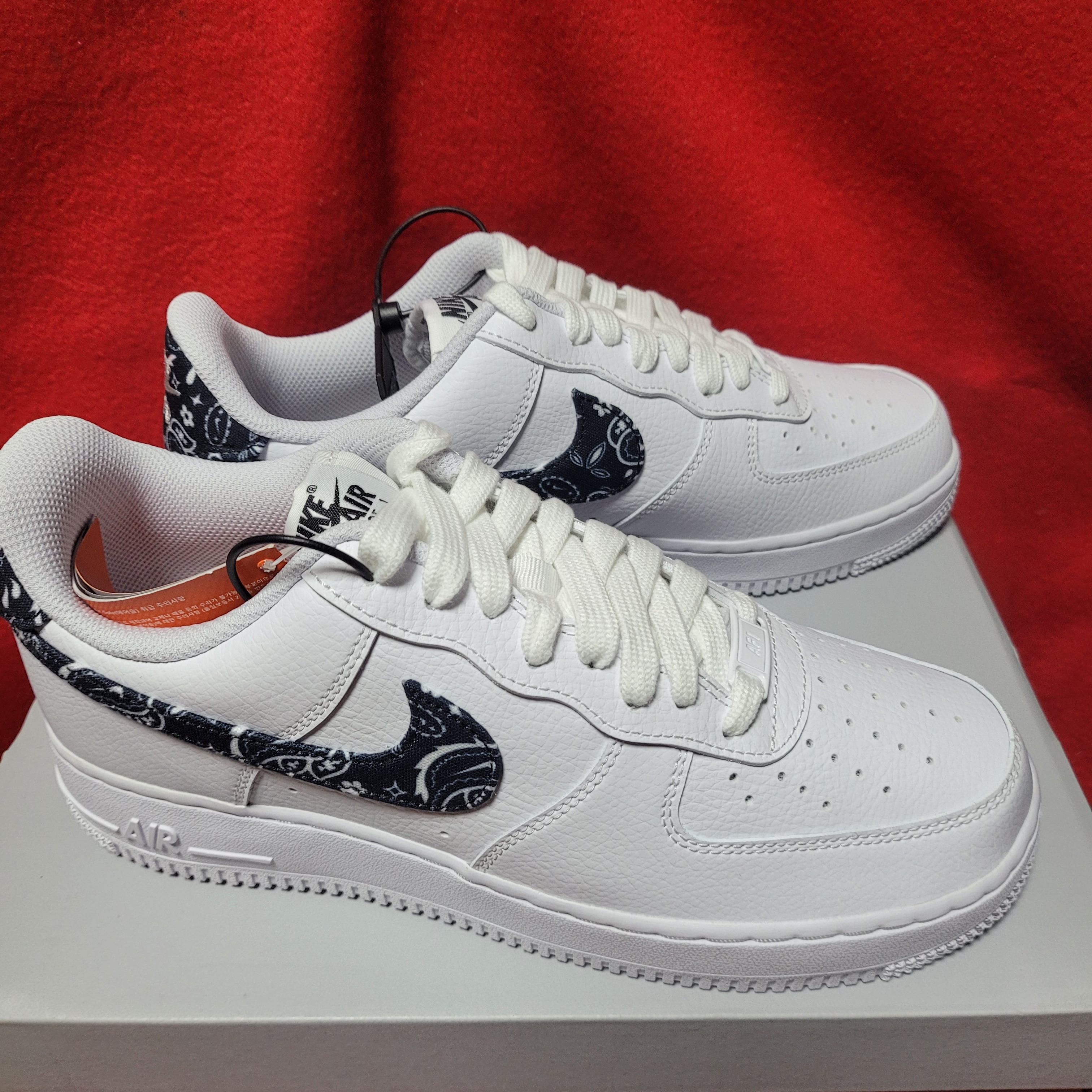(W) Nike Air Force 1 '07 Essential Paisley Swoosh White Black 착용 스타일 - 3