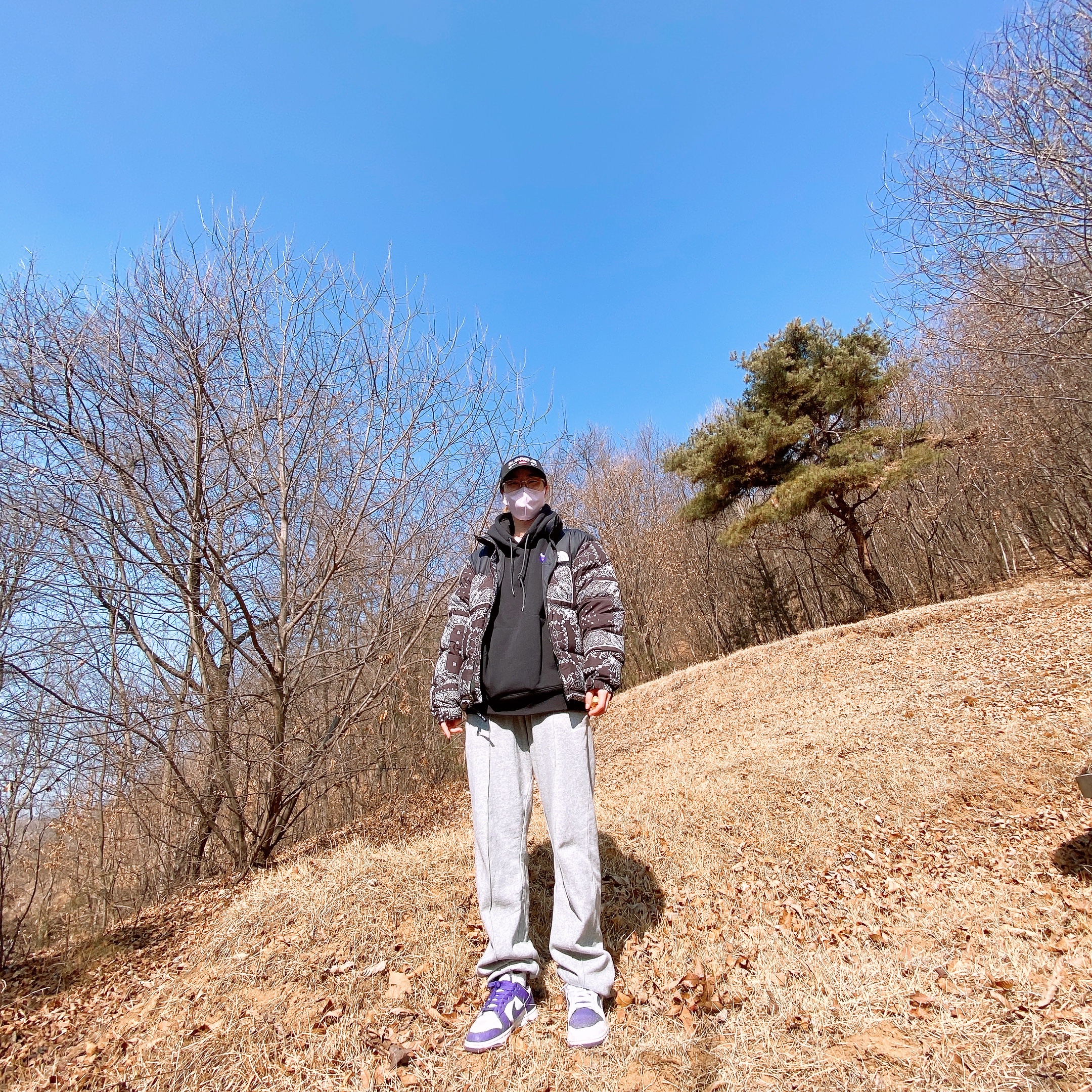 The North Face 1996 Novelty Nuptse Jacket Real Black - 21FW, Supreme Est. 1994 6-Panel Black - 21FW 착용 스타일
