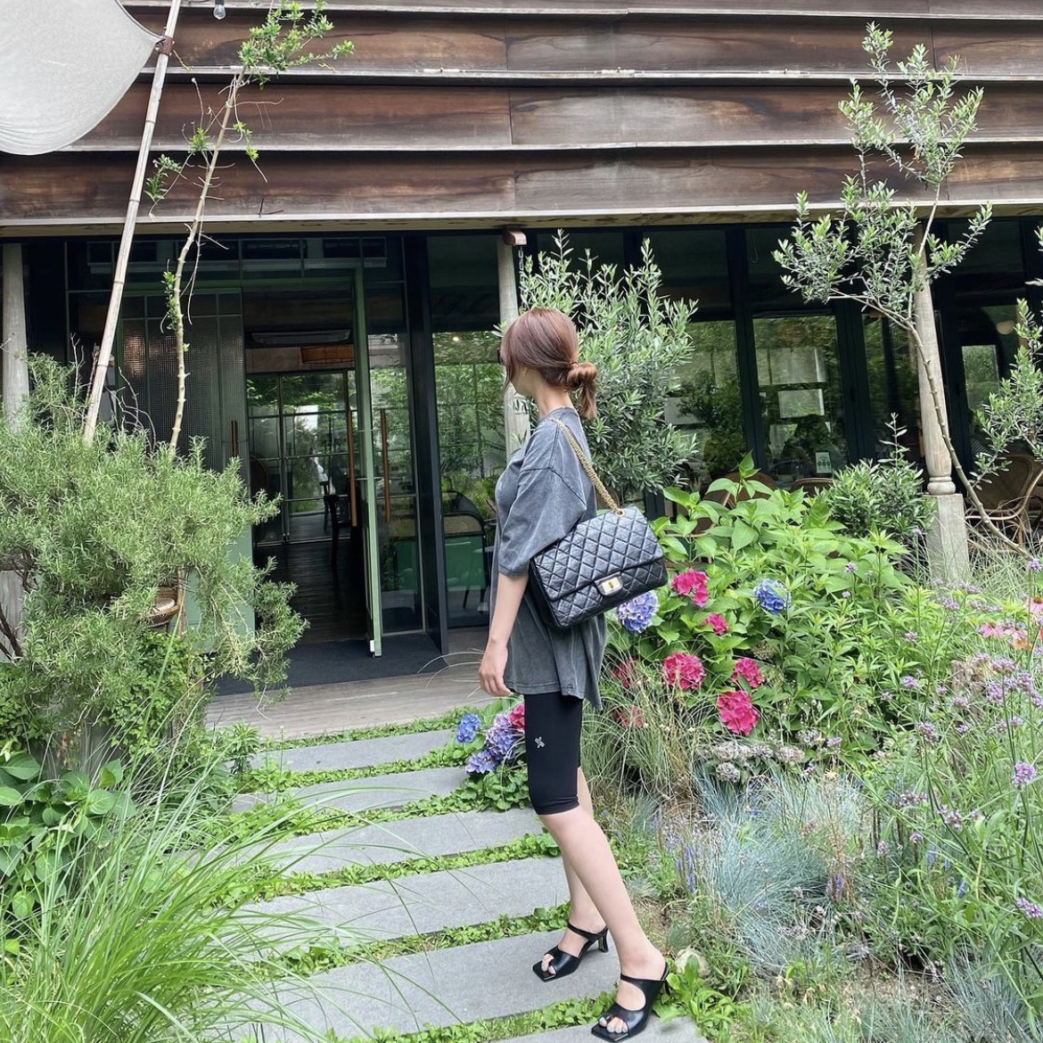 Chanel Large 2.55 Handbag Aged Calfskin & Gold Black 착용 스타일