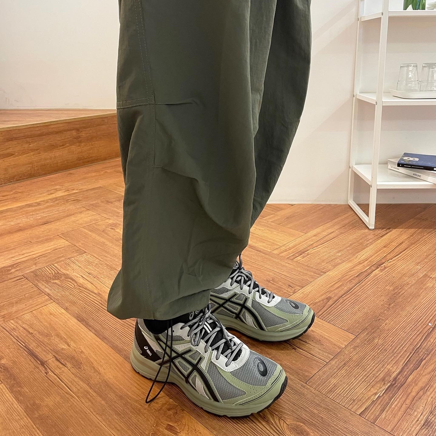 Asics Jog 100 S Sheet Rock - 2E Wide 착용 스타일 - 2
