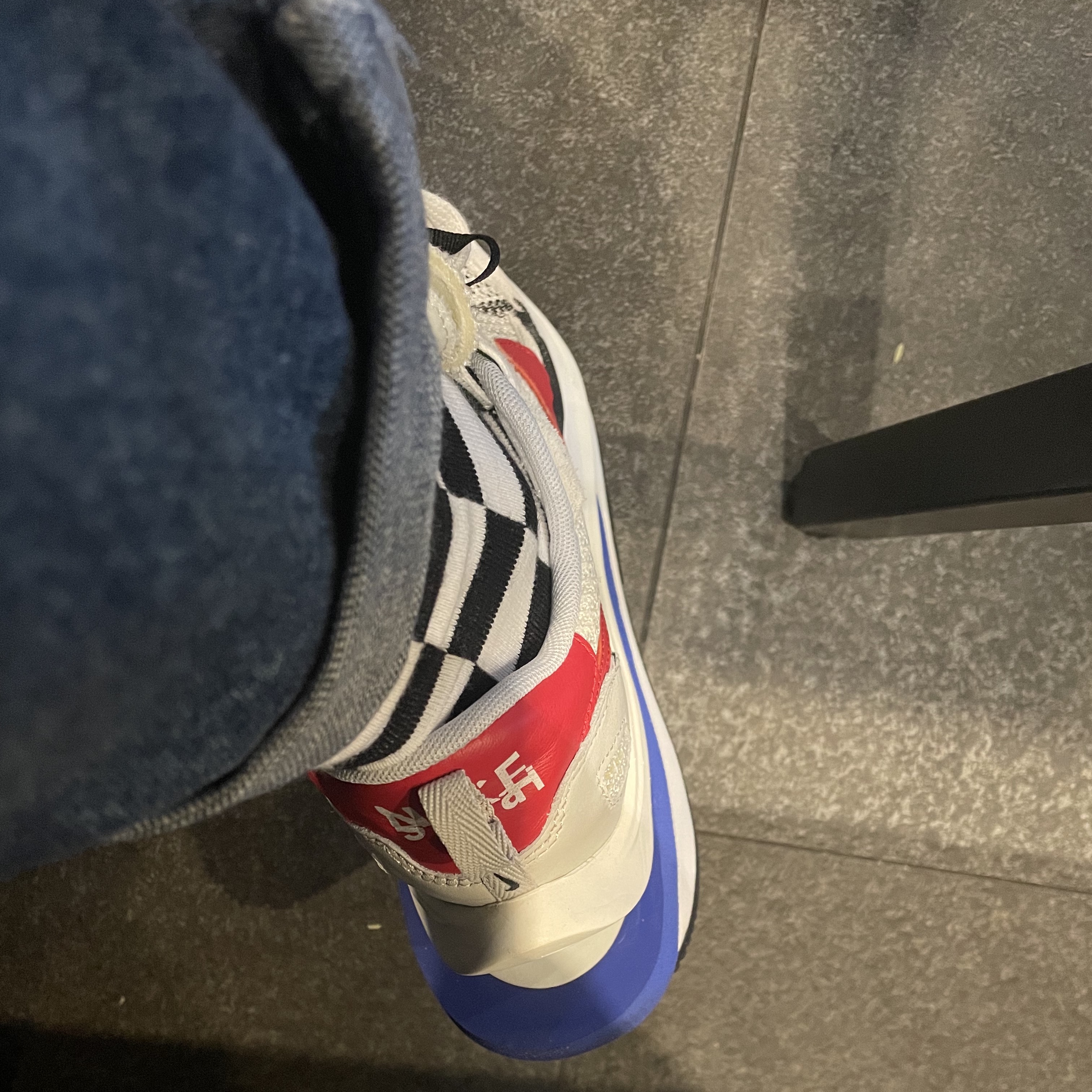 Nike x Sacai VaporWaffle Royal Fuchsia 착용 스타일 - 3