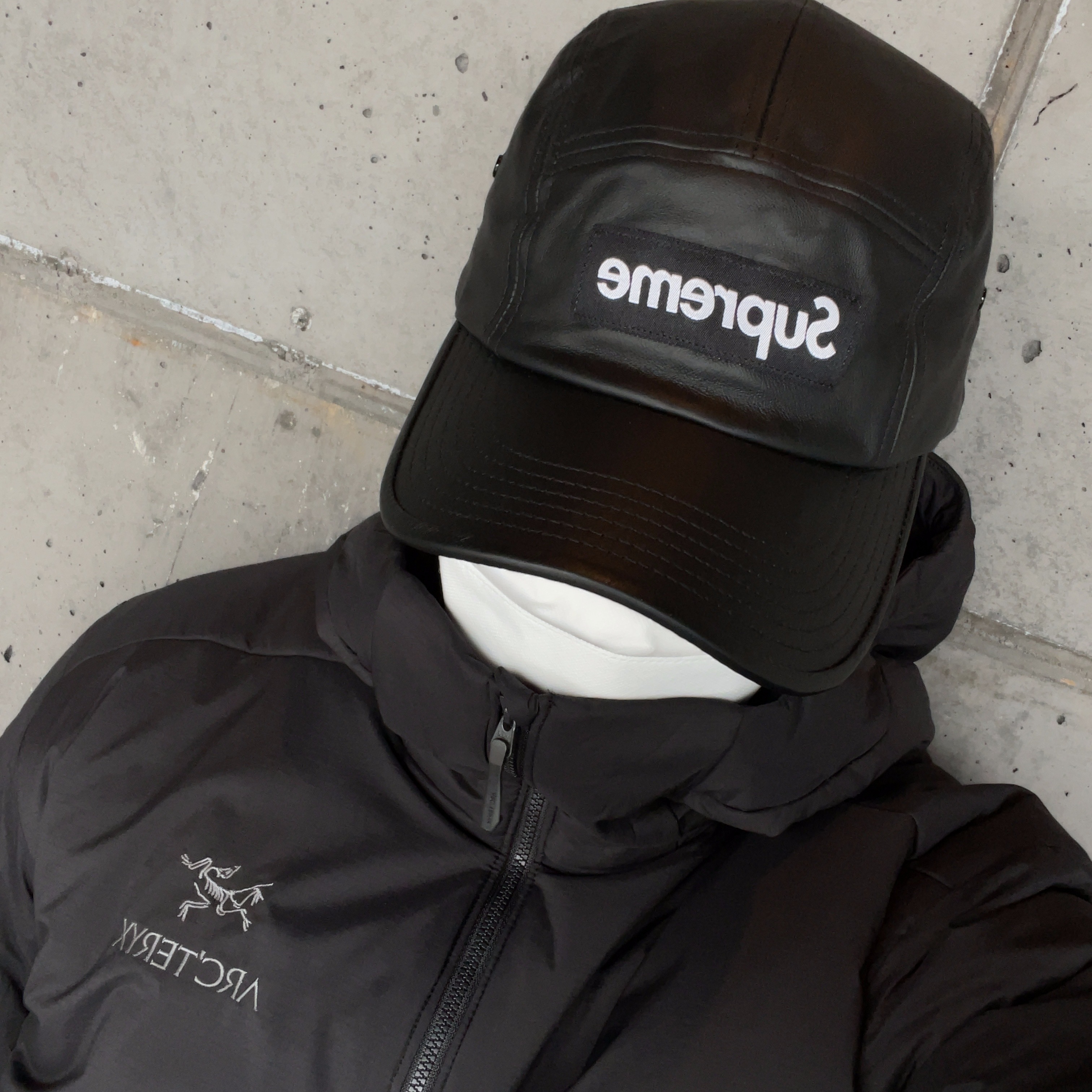 Supreme Leather Camp Cap Black - 21SS, Arc'teryx Atom AR Hoody Black 착용 스타일
