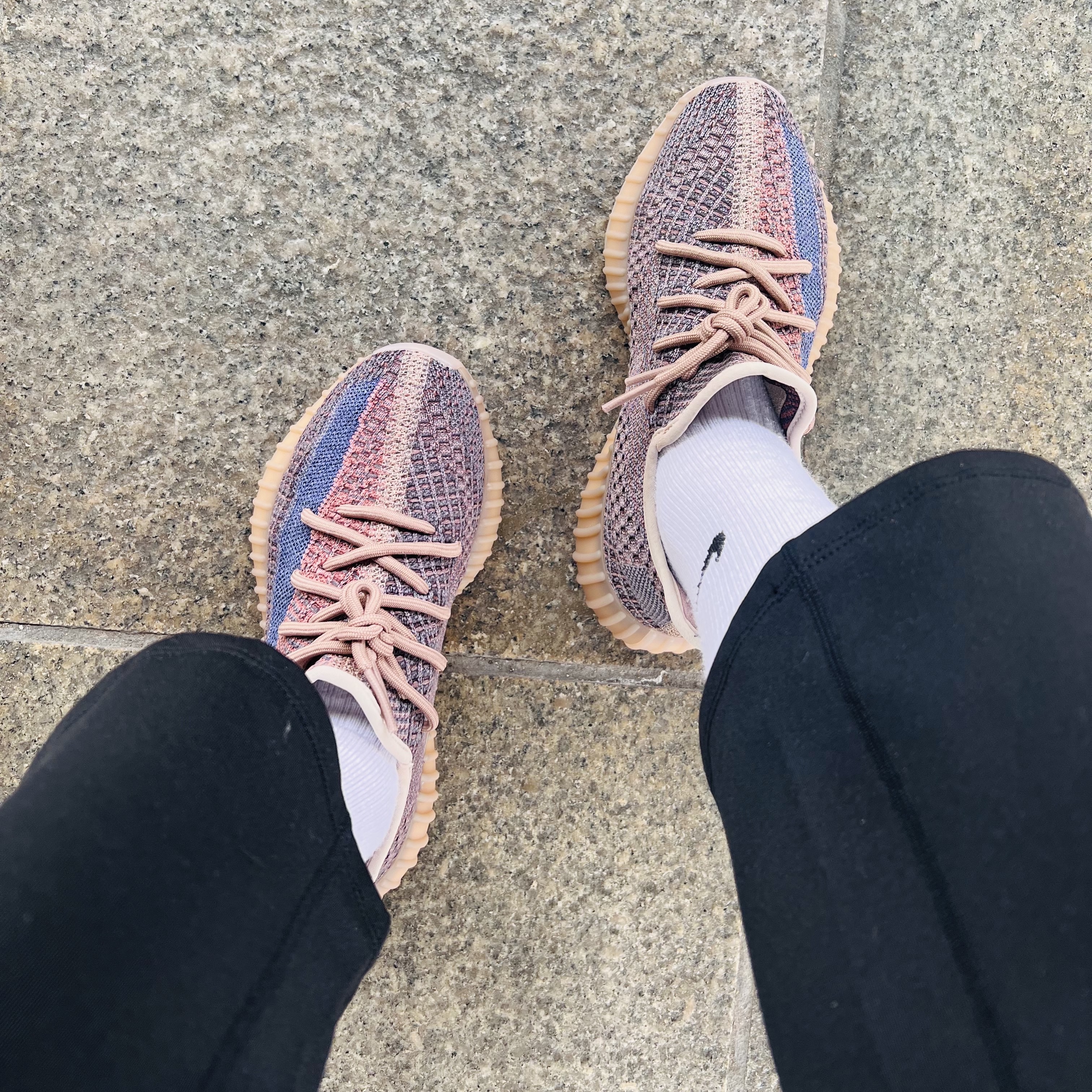 Adidas Yeezy Boost 350 V2 Fade 착용 스타일 - 1