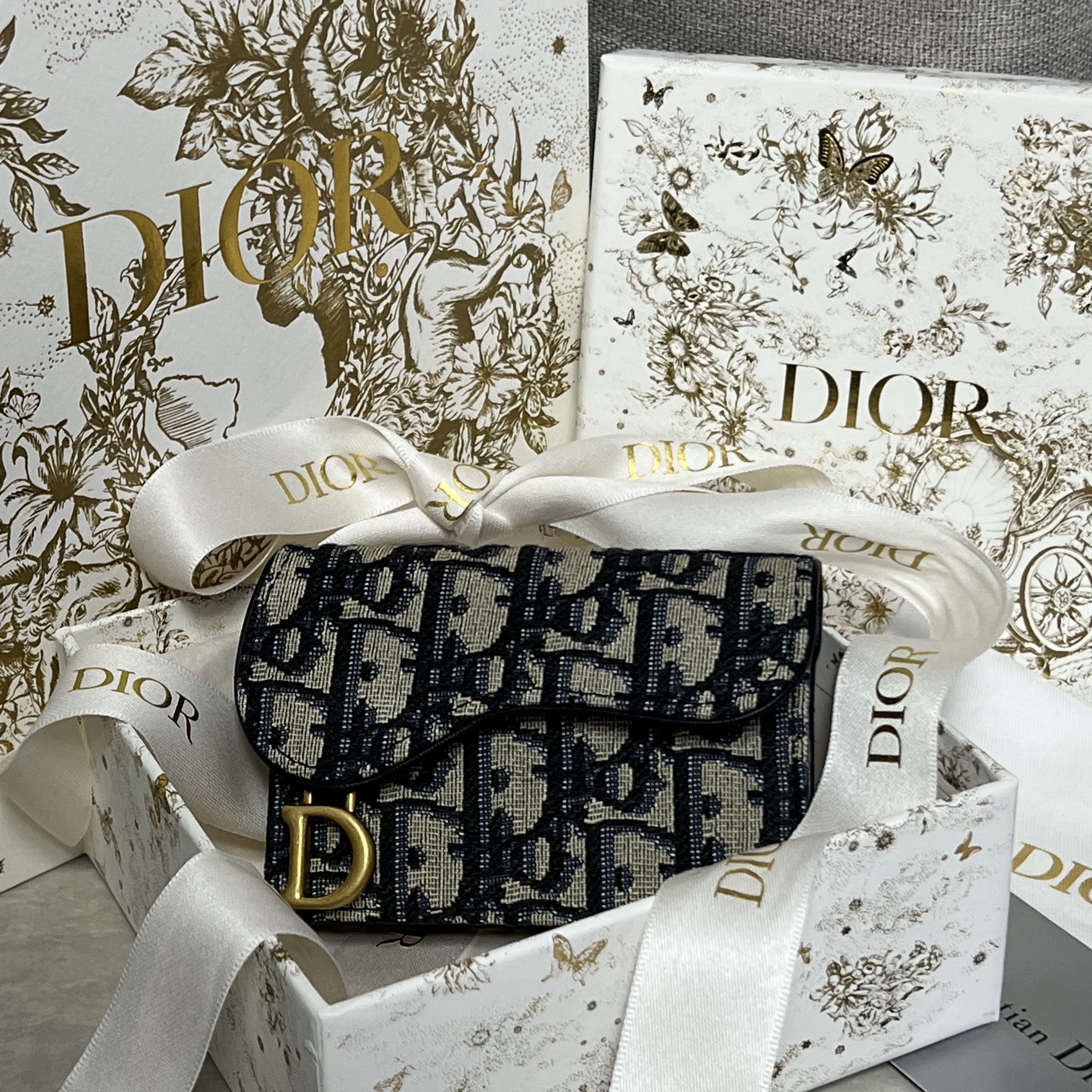 Dior Saddle Flap Card Holder Blue Dior Oblique Jacquard 착용 스타일