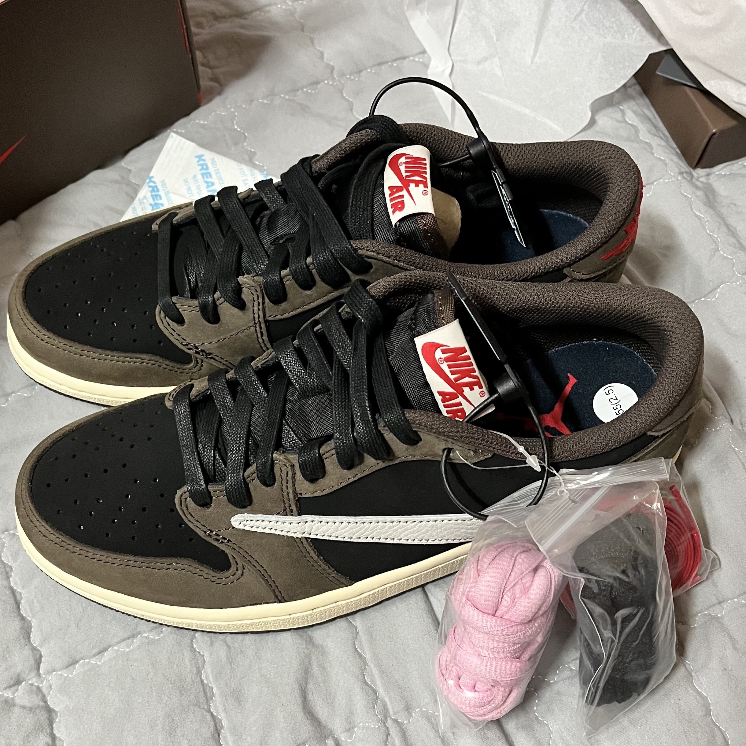 Jordan 1 x Travis Scott Retro Low OG SP Mocha, Jordan 1 x Travis Scott x Fragment Retro Low OG SP Military Blue 착용 스타일 - 1