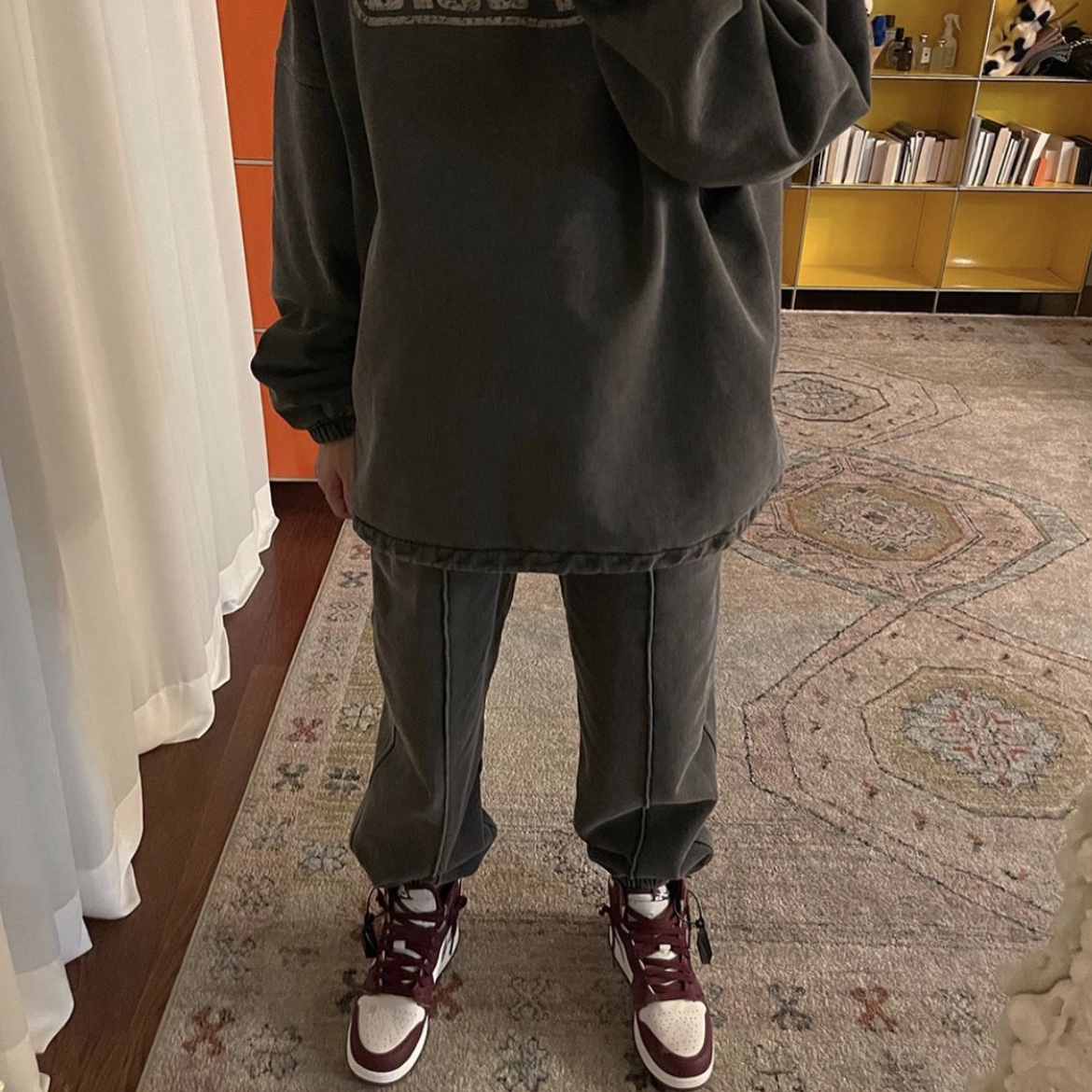 Jordan 1 Retro High OG Bordeaux 착용 스타일 - 5