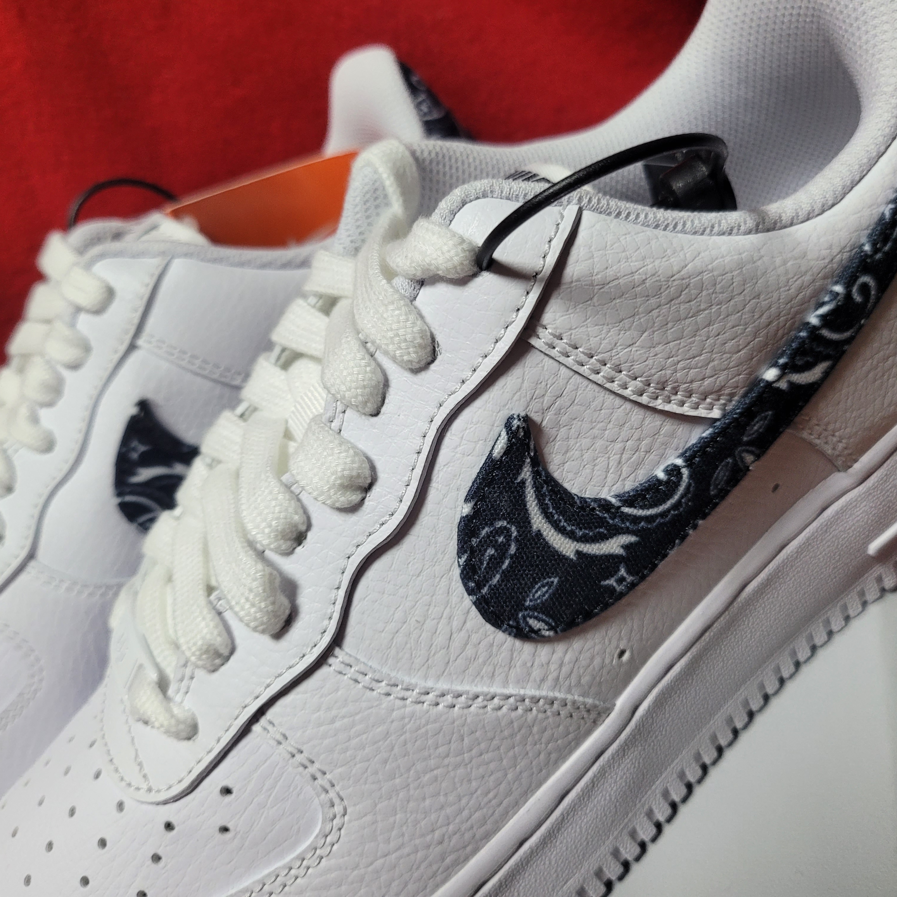 (W) Nike Air Force 1 '07 Essential Paisley Swoosh White Black 착용 스타일 - 1