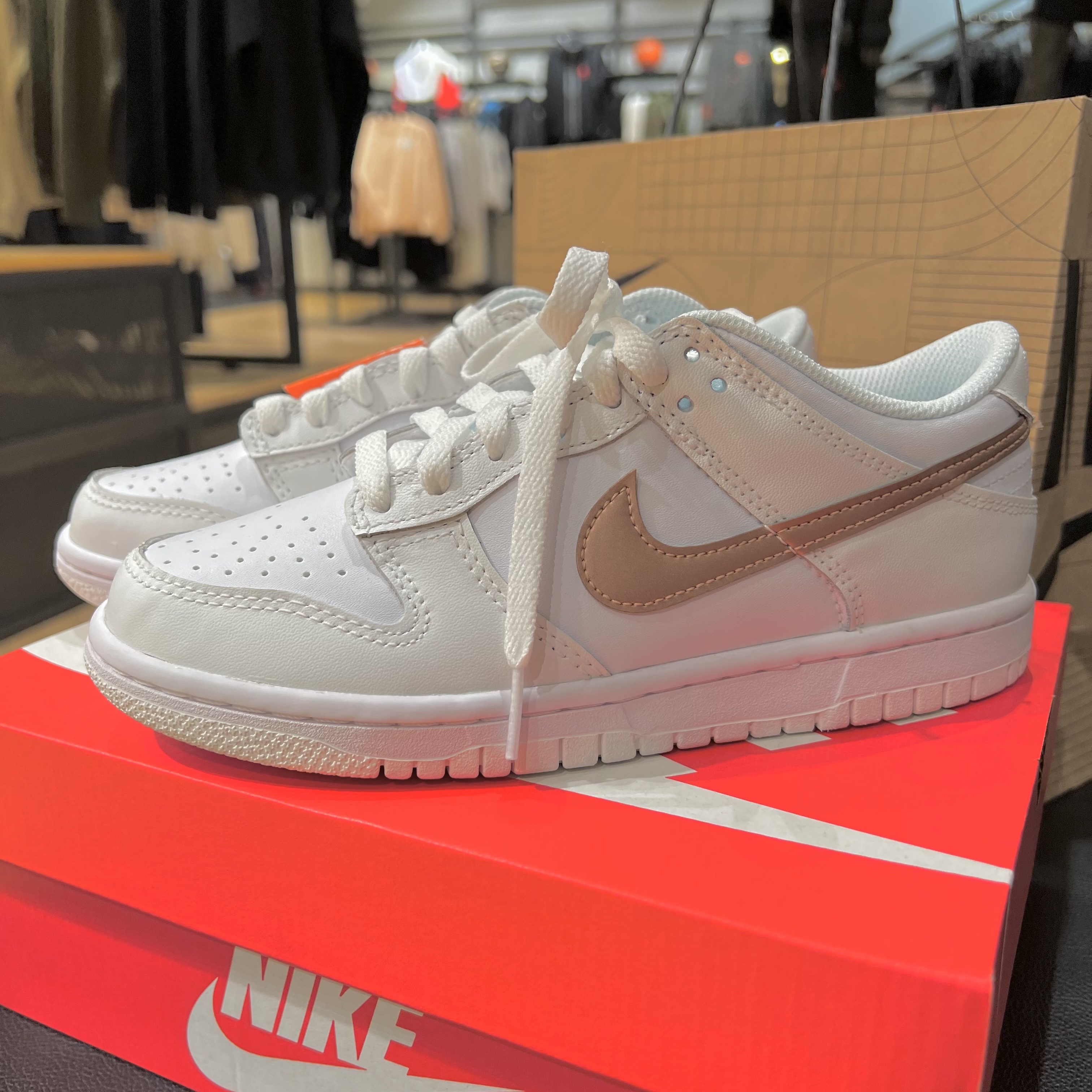 (GS) Nike Dunk Low White Rose Pink 착용 스타일