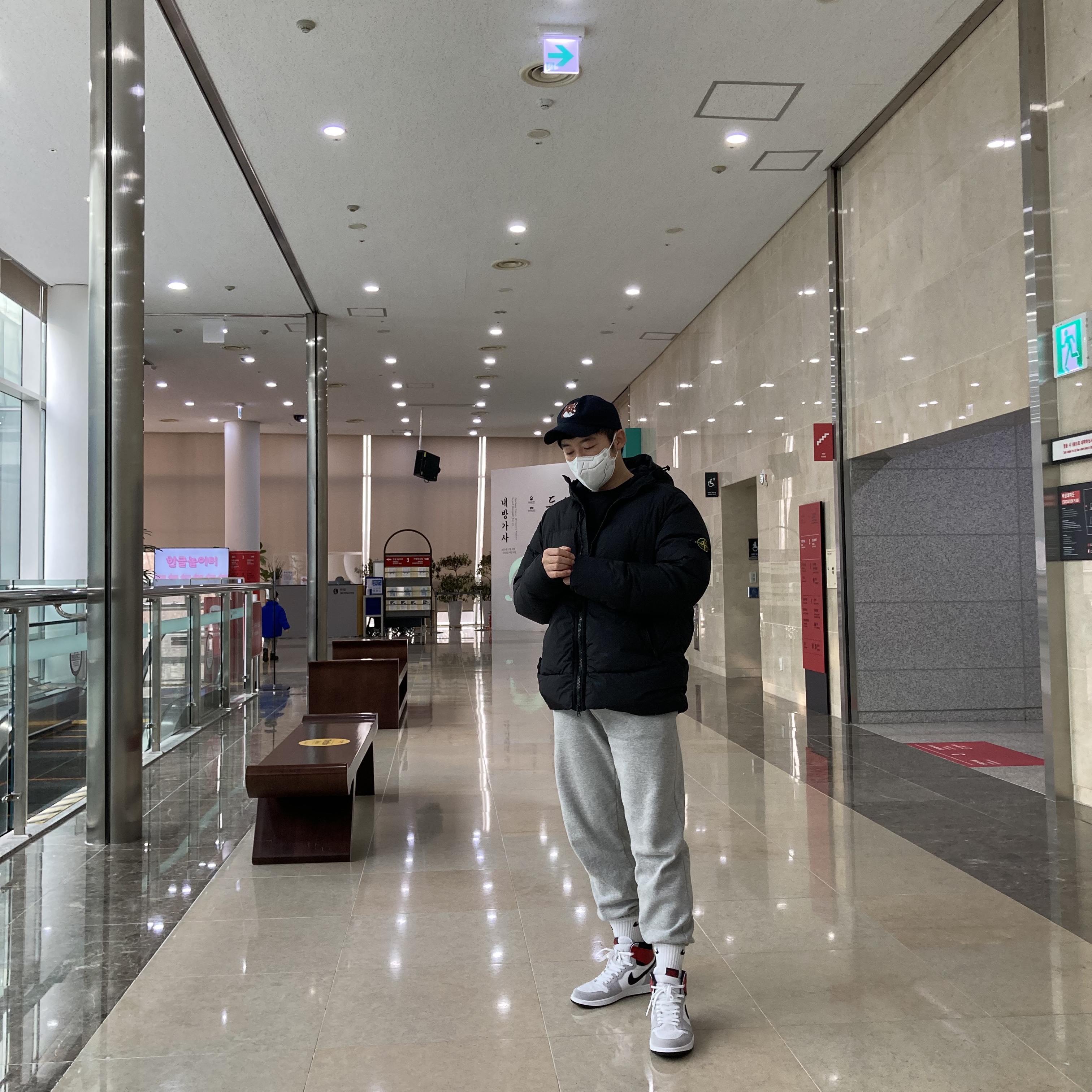 Jordan 1 Retro High OG Light Smoke Grey, Stone Island 40123 Garment Dyed Crinkle Reps Down Jacket Black - 21FW 착용 스타일 - 1