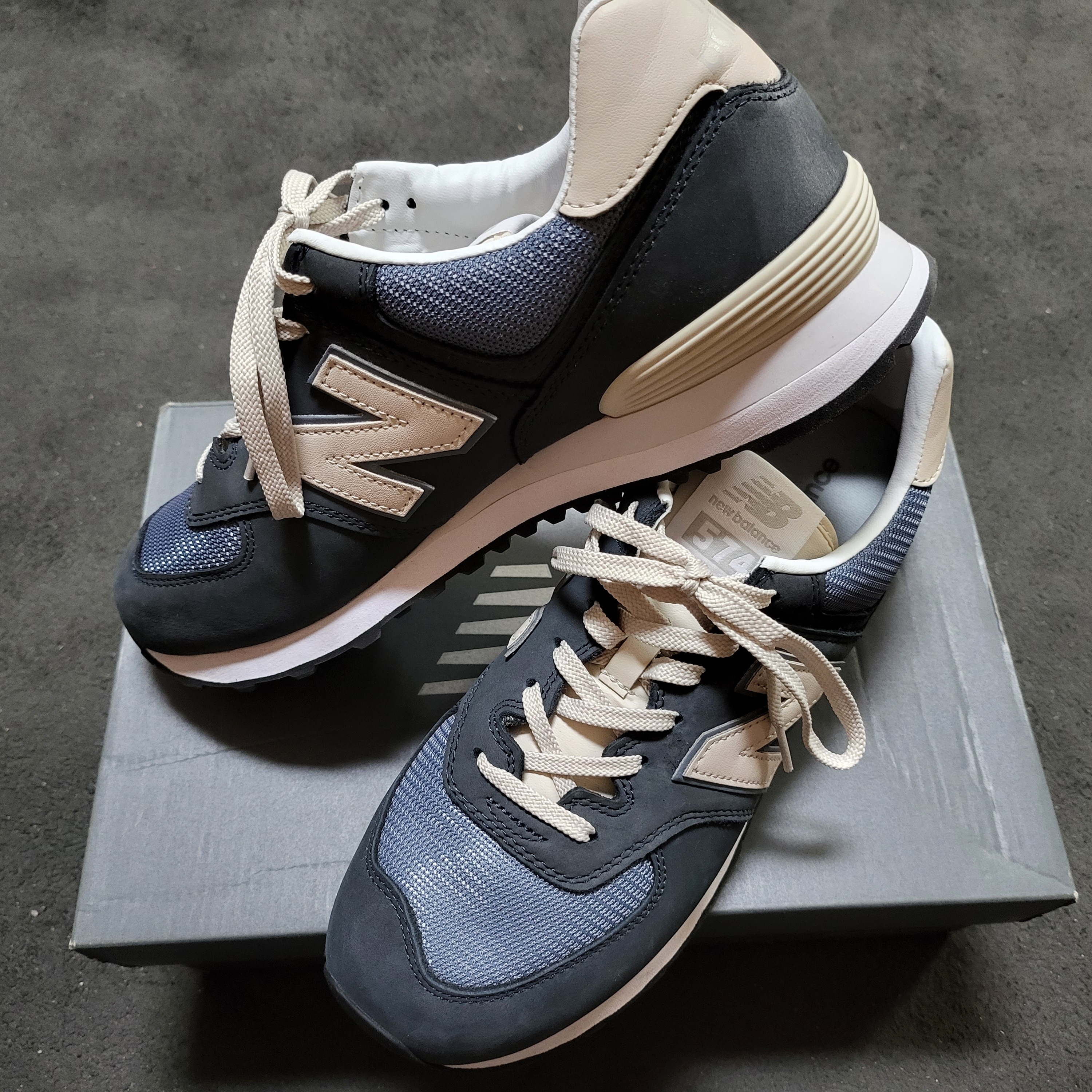 New Balance 574 Classic Navy 착용 스타일 - 2
