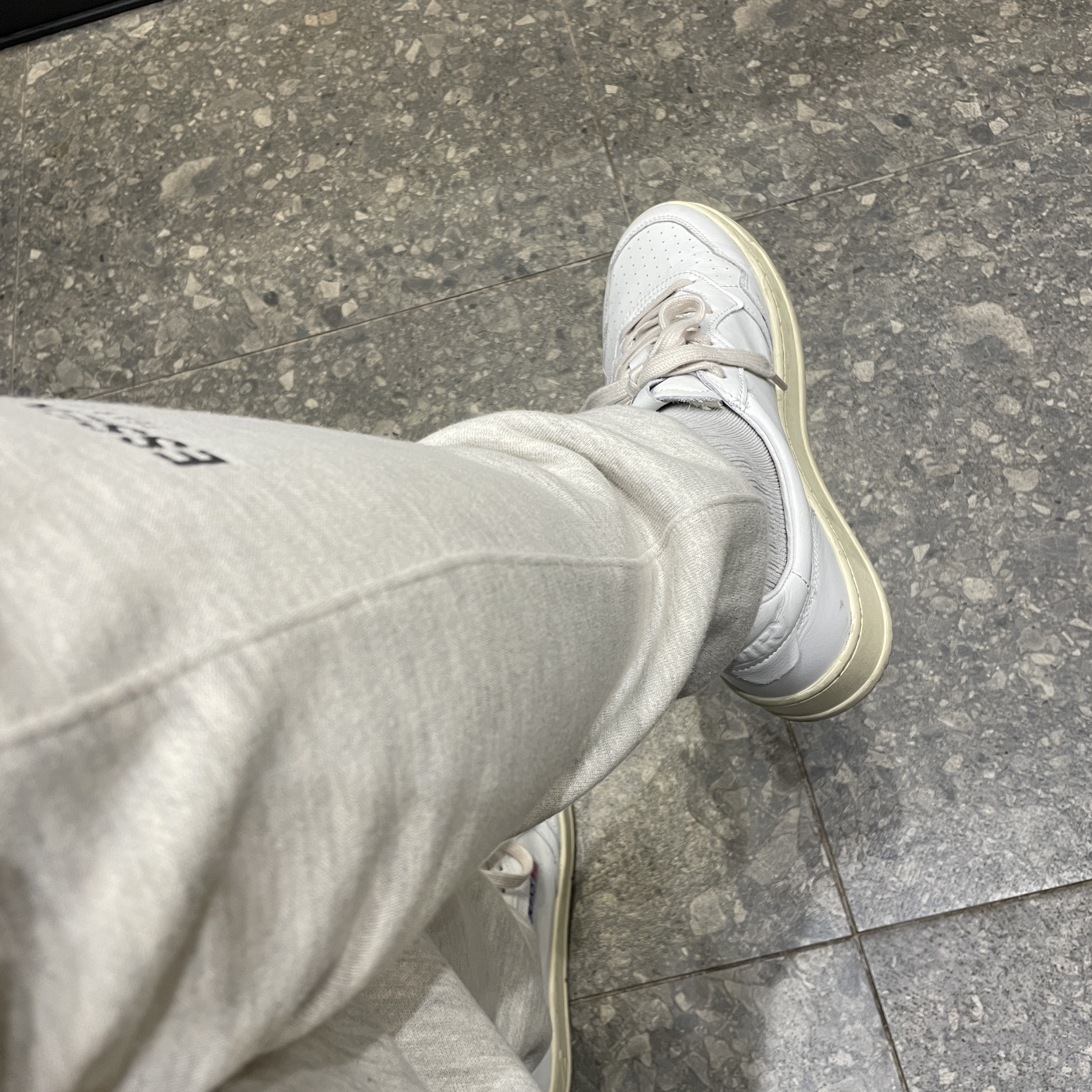 Autry Medalist Low Leather Sneakers White, Essentials Sweatpants Oatmeal/Oatmeal Heather/Light Heather Oatmeal 2020 착용 스타일