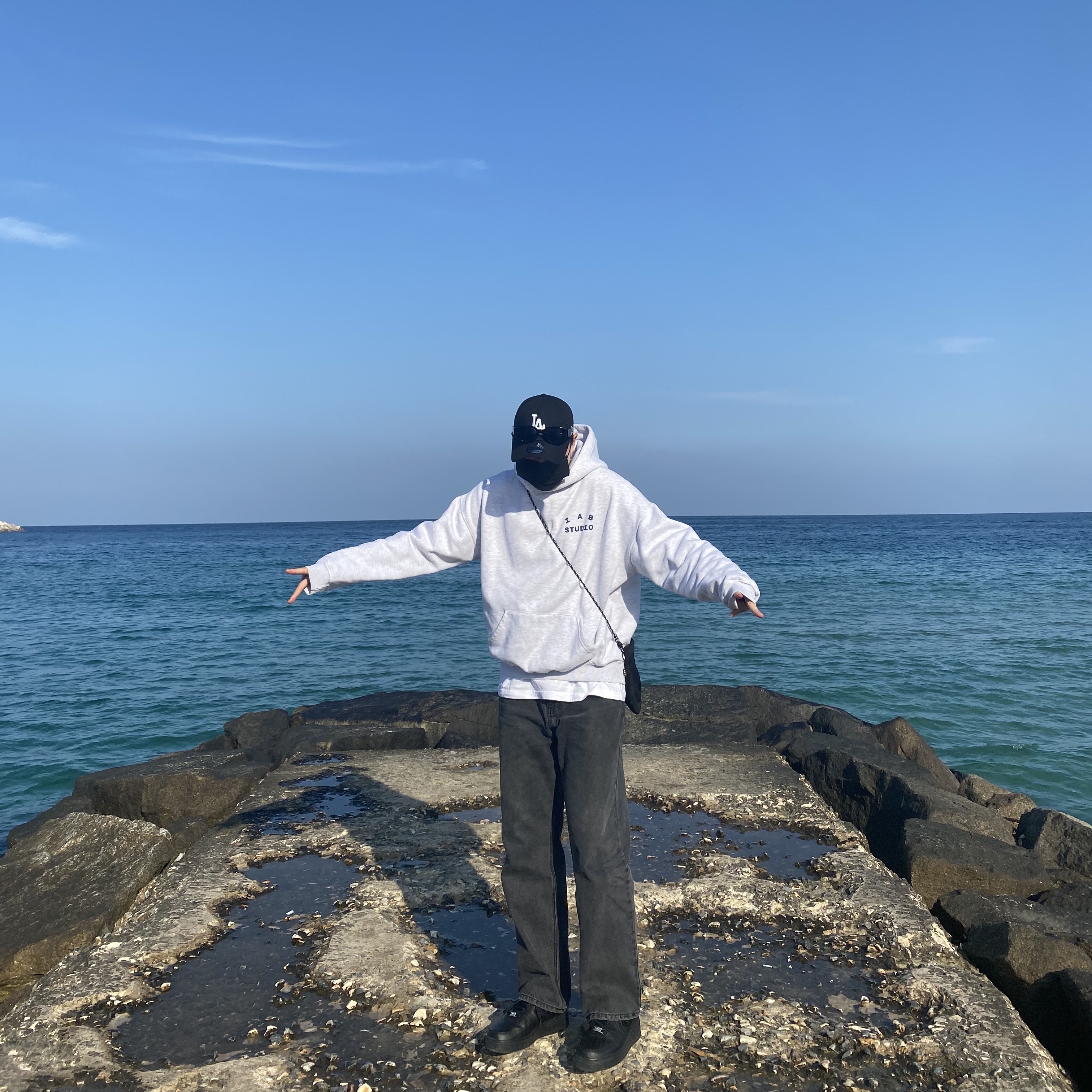 IAB Studio Hoodie Light Gray 착용 스타일