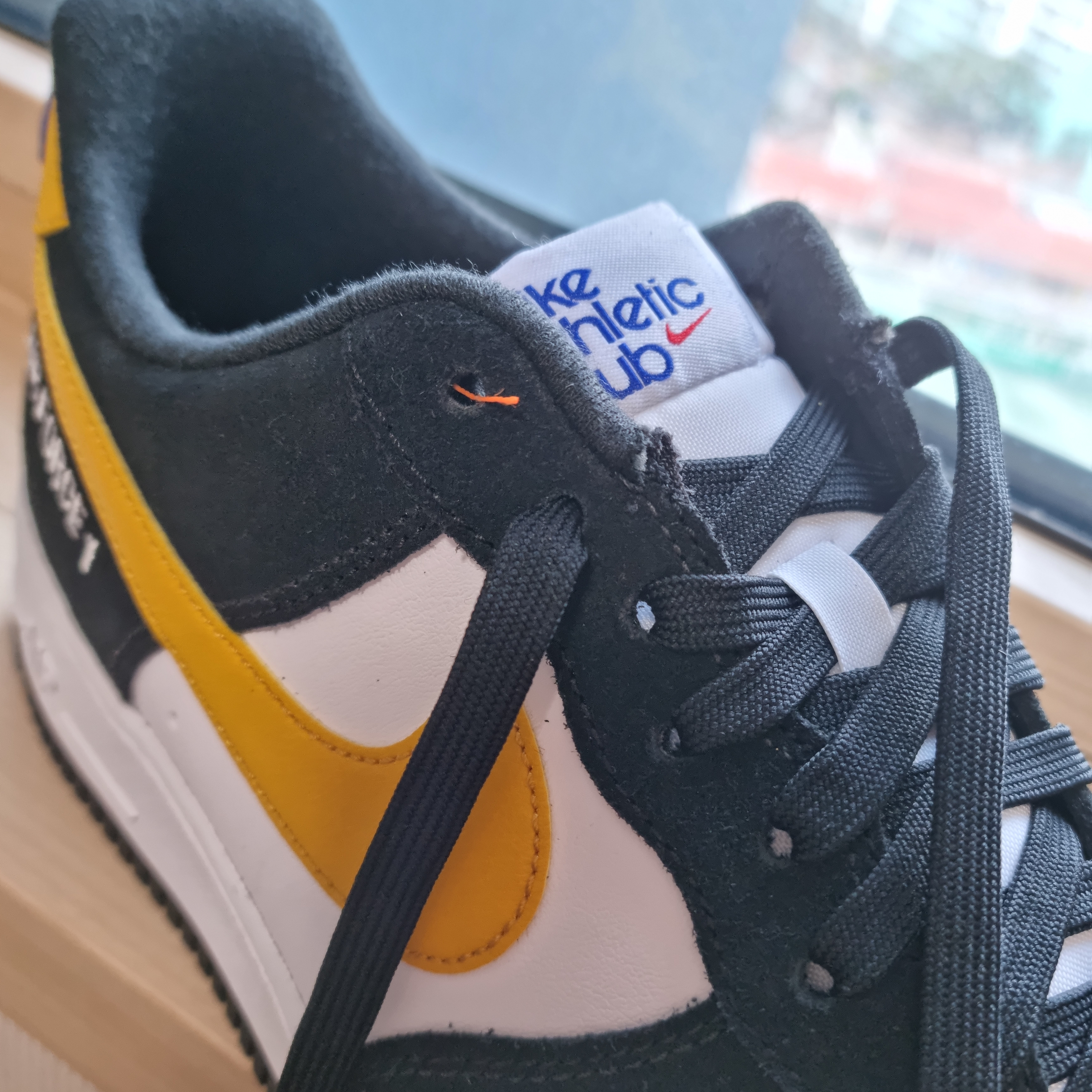 Nike Air Force 1 '07 LV8 Athletic Club Black Dark Sulfur 착용 스타일