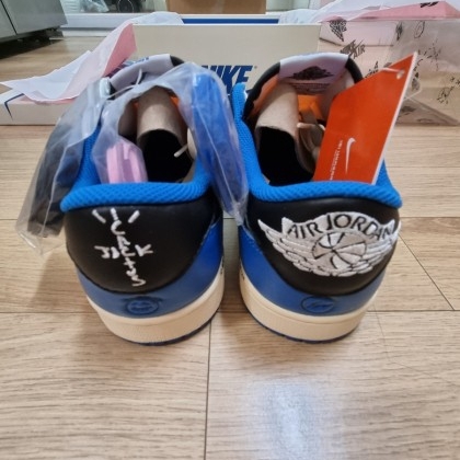Jordan 1 x Travis Scott x Fragment Retro Low OG SP Military Blue 착용 스타일 - 2