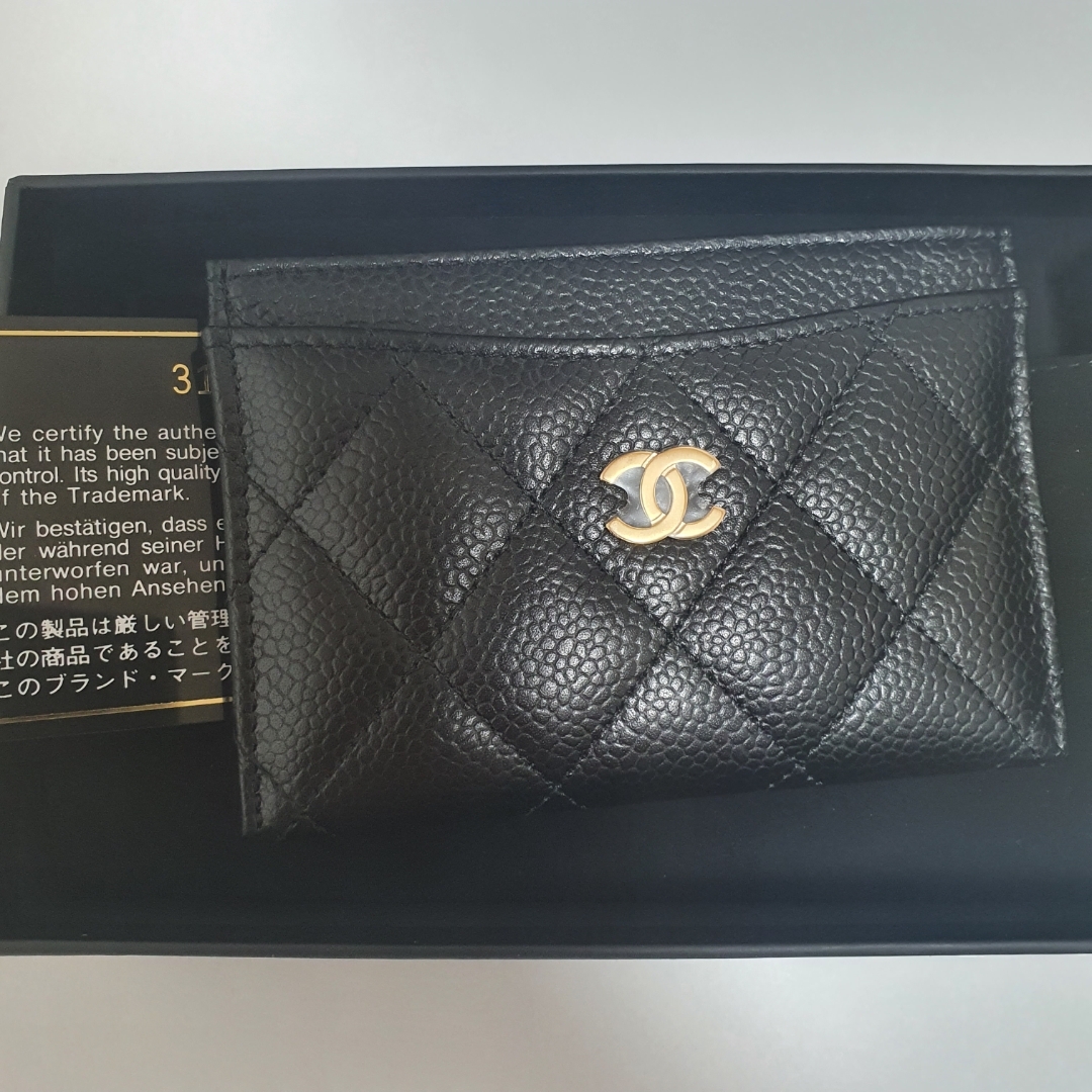 Chanel Classic Card Holder Grained Calfskin & Gold Black 착용 스타일