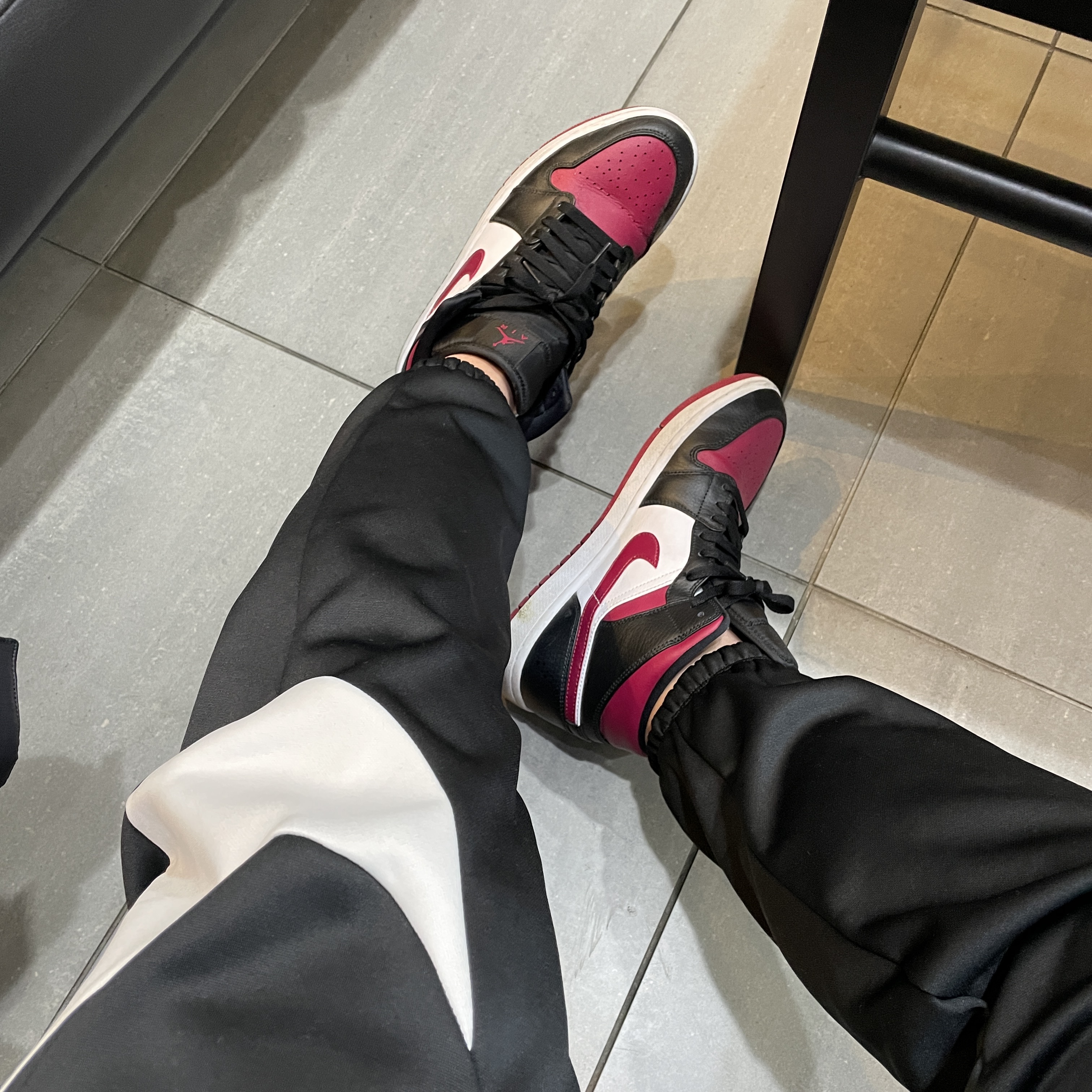 Jordan 1 Mid Bred Toe Noble Red 착용 스타일