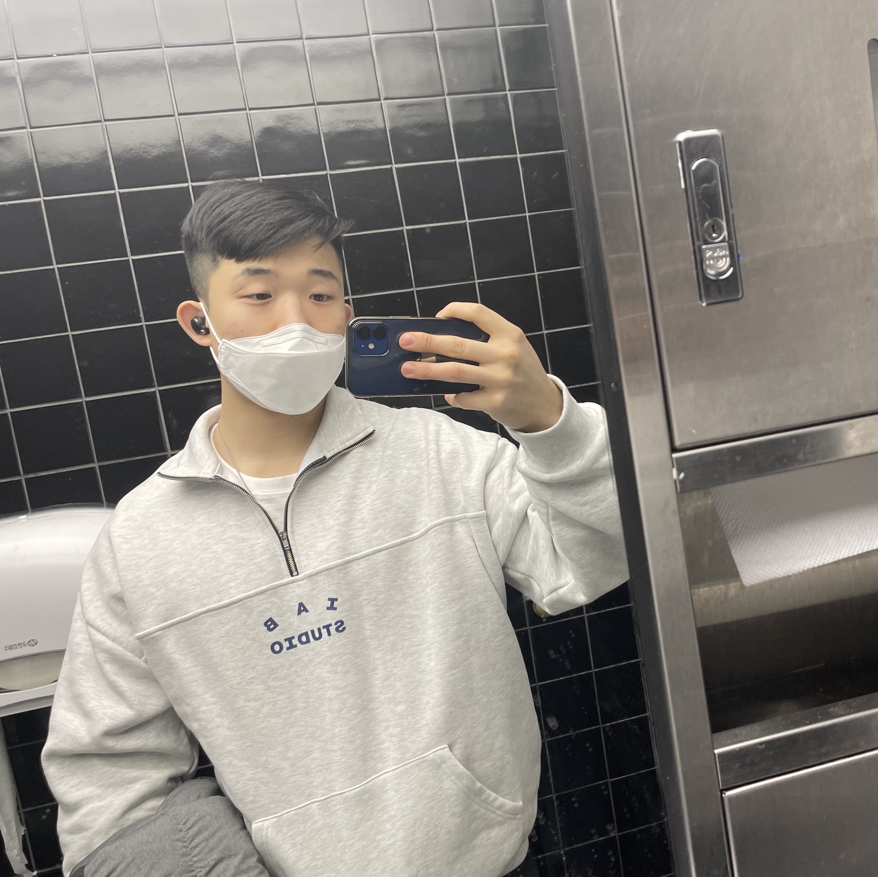IAB Studio Half Zip Pullover Light Gray 착용 스타일