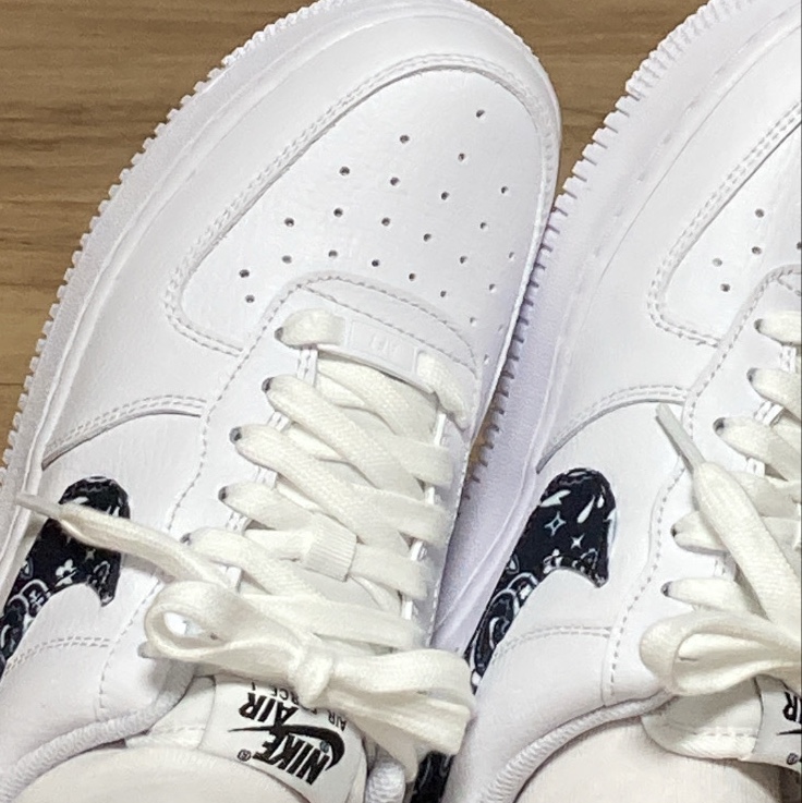 (W) Nike Air Force 1 '07 Essential Paisley Swoosh White Black 착용 스타일 - 3