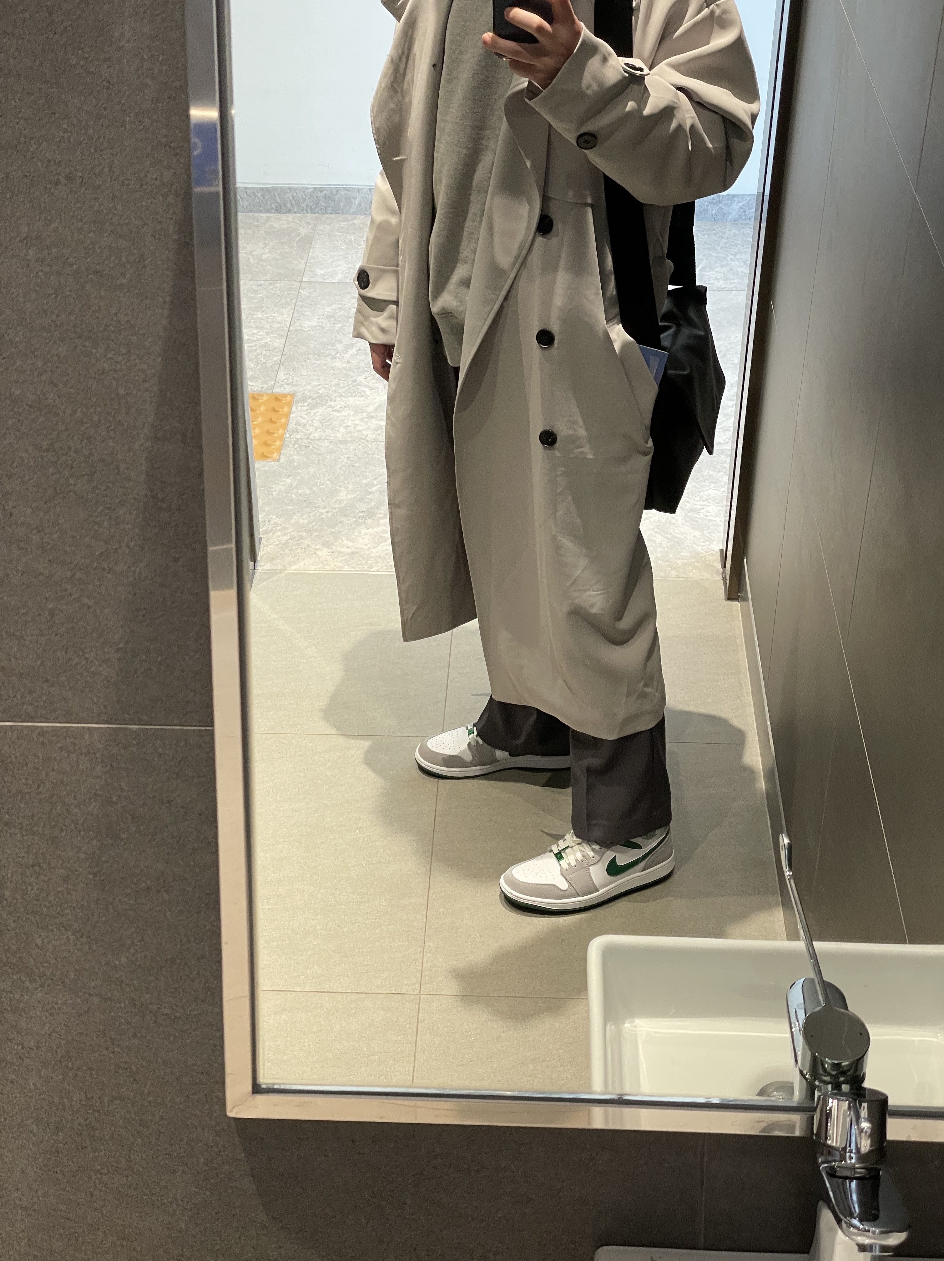 Jordan 1 Mid SE Pine Green Light Smoke Grey 착용 스타일 - 2