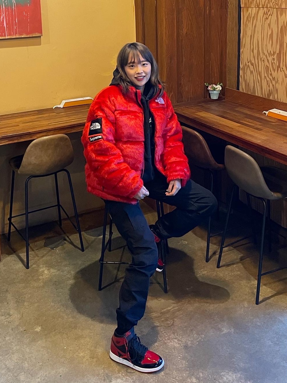 Supreme x The North Face Faux Fur Nuptse Jacket Red - 20FW, (GS) Jordan 1 Retro High OG Patent Bred 착용 스타일 - 3
