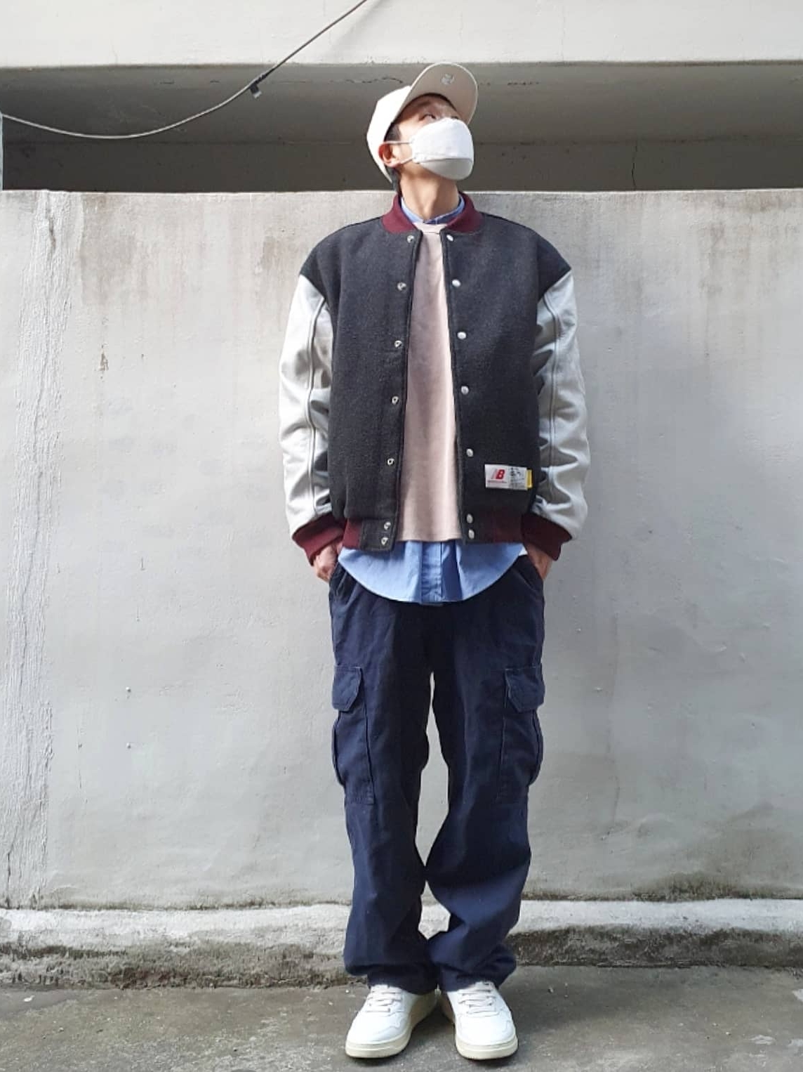 New Balance x Thisisneverthat Varsity Jacket Charcoal, Autry Medalist Low Leather Sneakers White 착용 스타일 - 1
